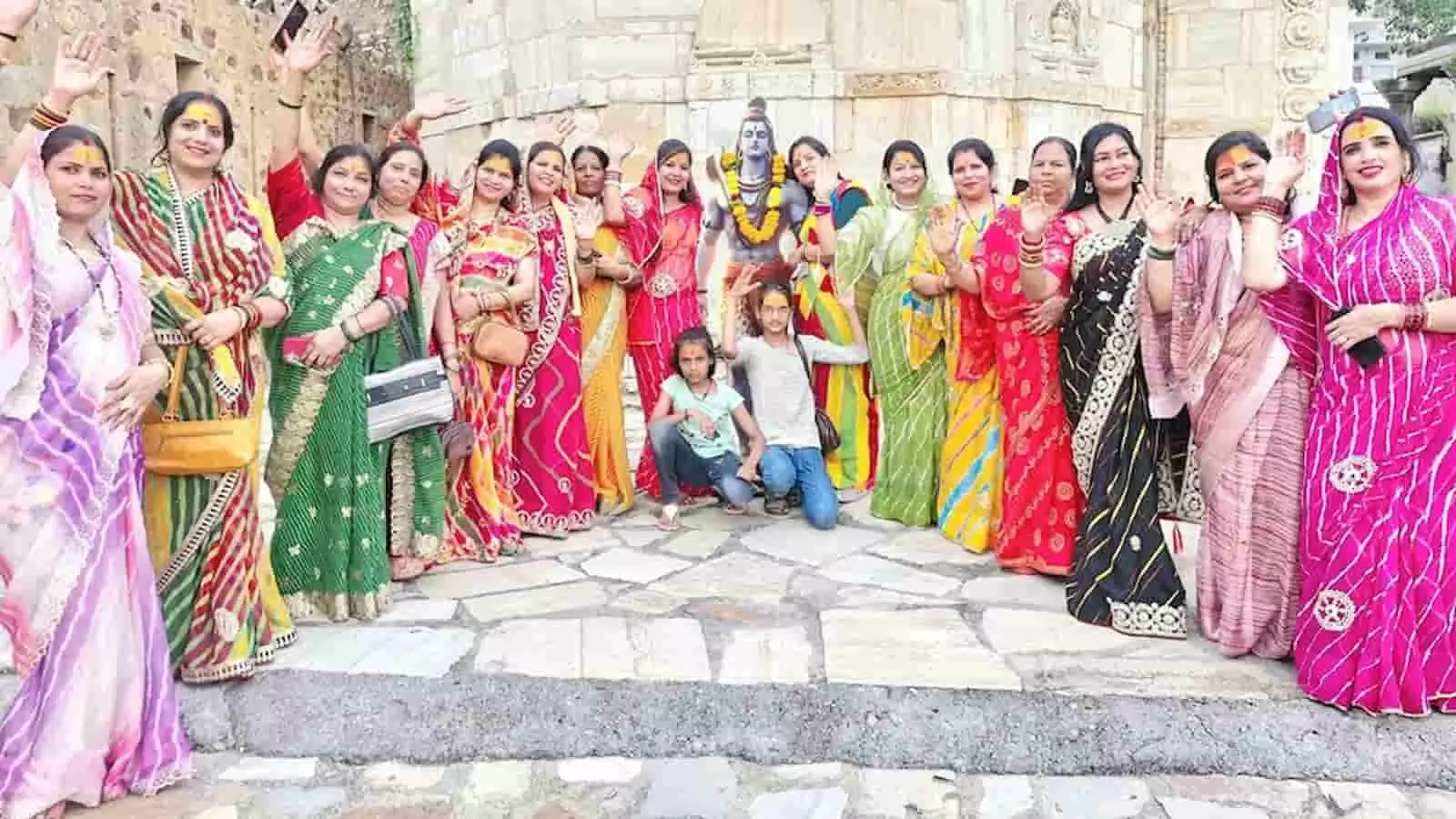 पारंपरिक वेशभूषा में महिलाएं और बच्चे शंकर गट्टा हनुमान मंदिर परिसर में खड़े हैं। पारंपरिक वेशभूषा में महिलाएं और बच्चे शंकर गट्टा हनुमान मंदिर परिसर में खड़े हैं।