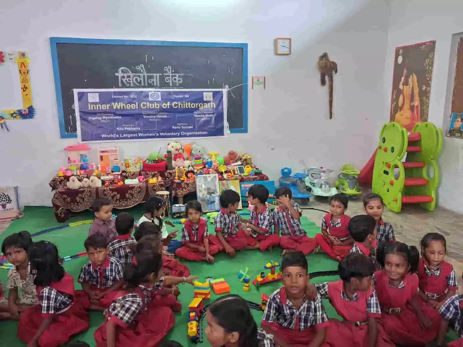 तस्वीर में गोलवलकरनगर विद्यालय के कक्ष में बच्चे फर्श पर खिलौनों के साथ बैठे हुए दिखाई दे रहे हैं। तस्वीर में गोलवलकरनगर विद्यालय के कक्ष में बच्चे फर्श पर खिलौनों के साथ बैठे हुए दिखाई दे रहे हैं।