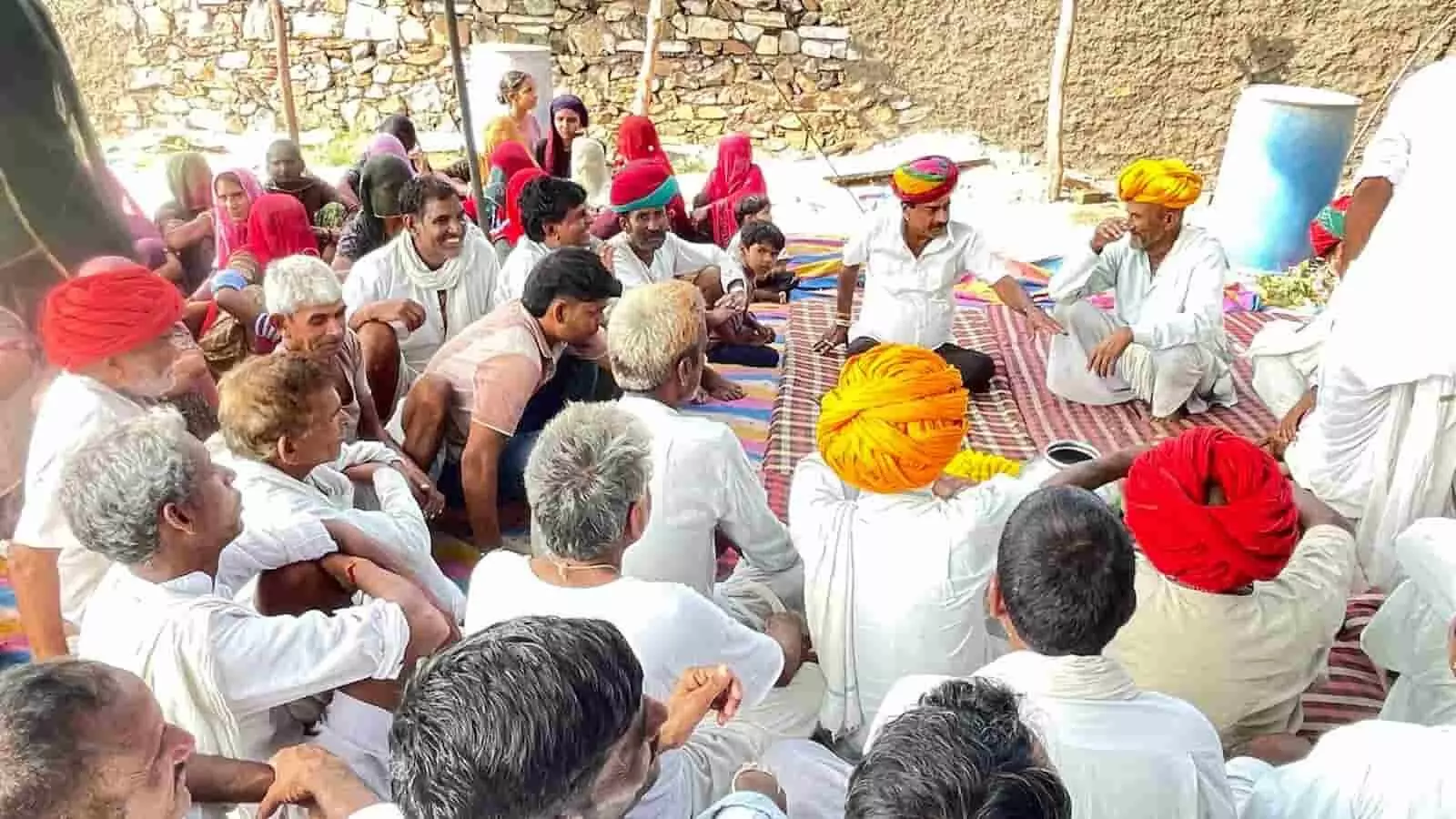 कंवरपुरा के पाबूजी महाराज मंदिर परिसर में आयोजित धार्मिक कार्यक्रम में बैठे ग्रामीण कंवरपुरा के पाबूजी महाराज मंदिर परिसर में आयोजित धार्मिक कार्यक्रम में बैठे ग्रामीण
