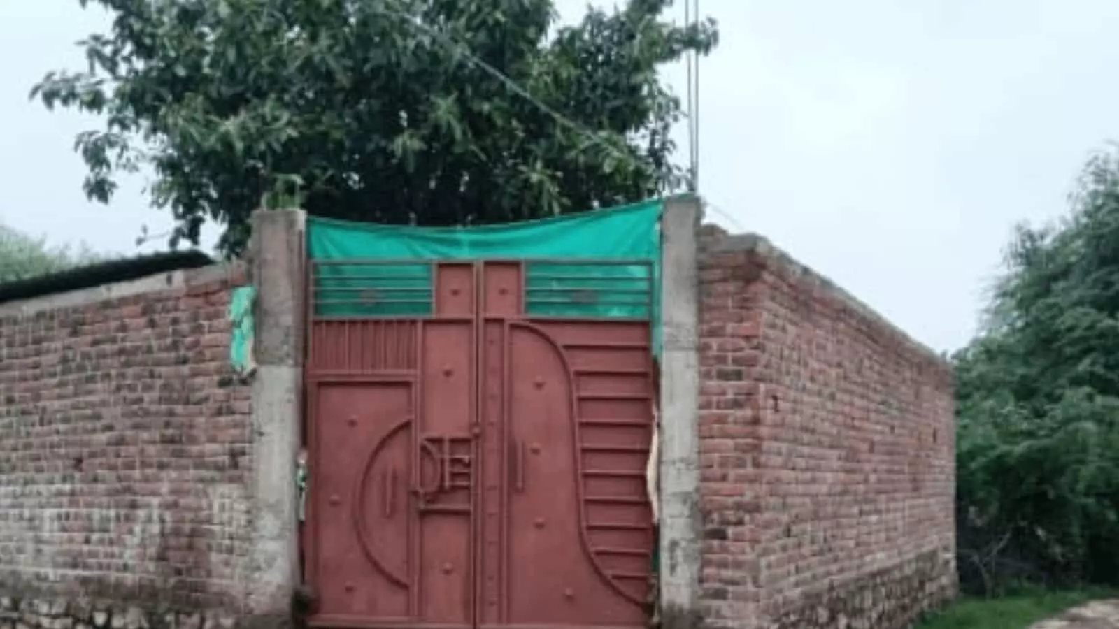 तस्वीर में बारां में आपराधिक कमाई से जुड़े मकान का मुख्य गेट दिख रहा है। तस्वीर में बारां में आपराधिक कमाई से जुड़े मकान का मुख्य गेट दिख रहा है।