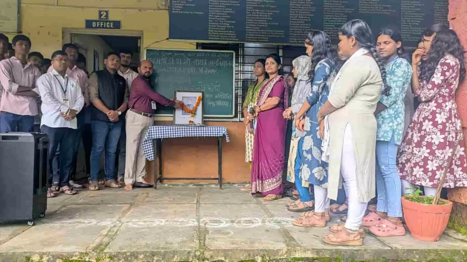 तस्वीर में महाविद्यालय परिसर में व्यक्ति चित्र पर पुष्पहार अर्पित करता है। तस्वीर में महाविद्यालय परिसर में व्यक्ति चित्र पर पुष्पहार अर्पित करता है।