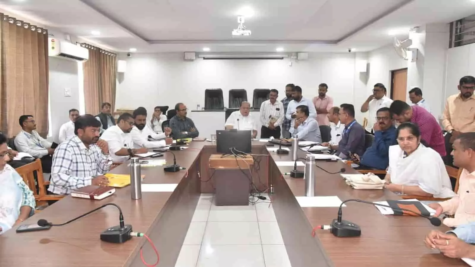 तस्वीर में अधिकारी सभागार में बैठक के दौरान मेज के आसपास बैठे दिखाई दे रहे हैं। तस्वीर में अधिकारी सभागार में बैठक के दौरान मेज के आसपास बैठे दिखाई दे रहे हैं।