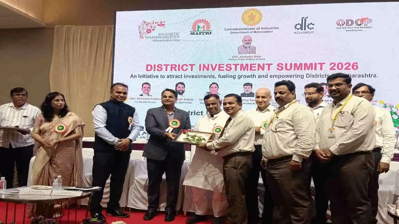 तस्वीर में मंच पर बैंक अधिकारी को जिला निवेश परिषद में सम्मानित किया जा रहा है। तस्वीर में मंच पर बैंक अधिकारी को जिला निवेश परिषद में सम्मानित किया जा रहा है।