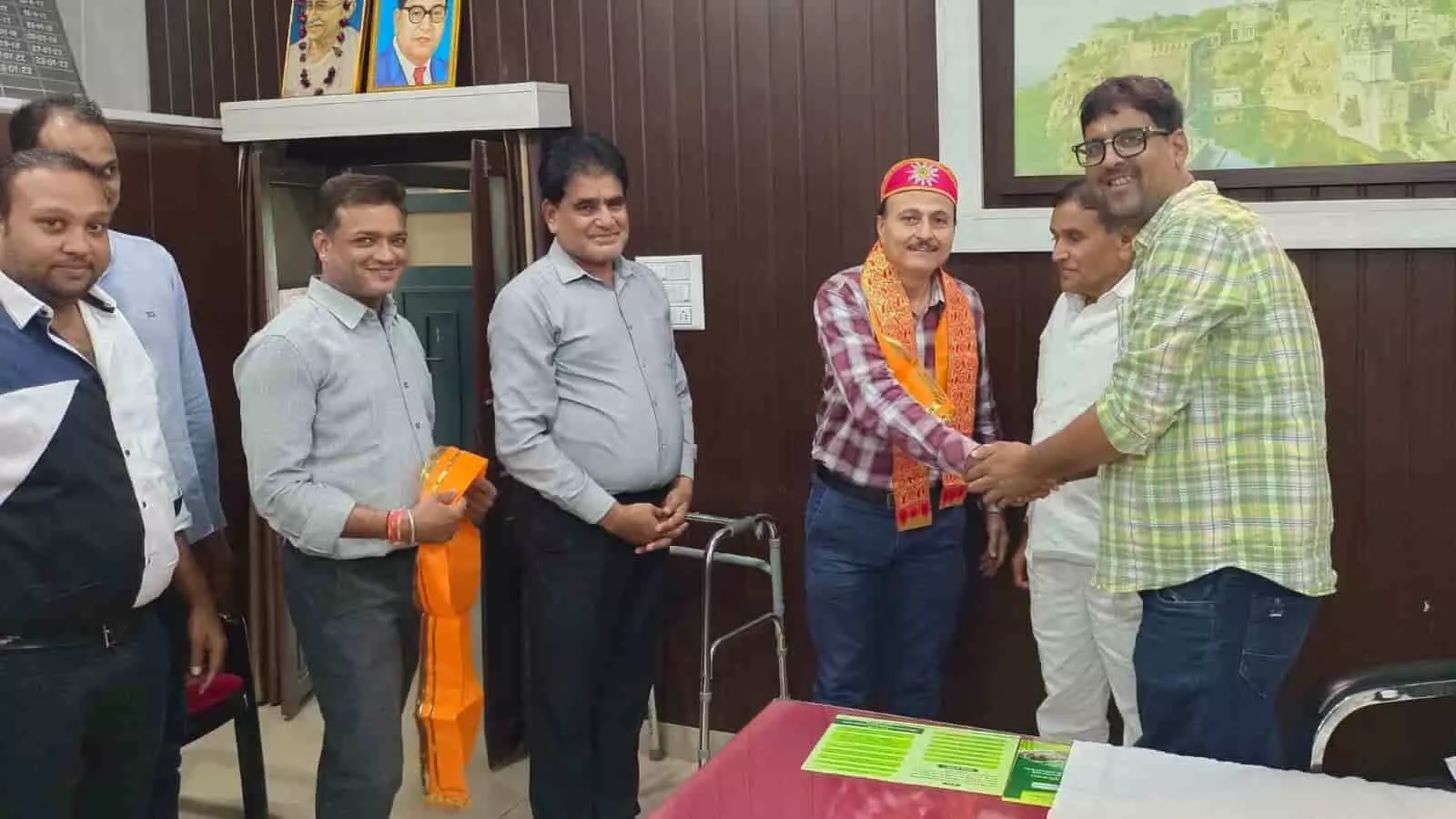 तस्वीर में संजीव पांड्या और व्यापार संघ पदाधिकारी मंडी कार्यालय में मुलाकात करते दिखे। तस्वीर में संजीव पांड्या और व्यापार संघ पदाधिकारी मंडी कार्यालय में मुलाकात करते दिखे।