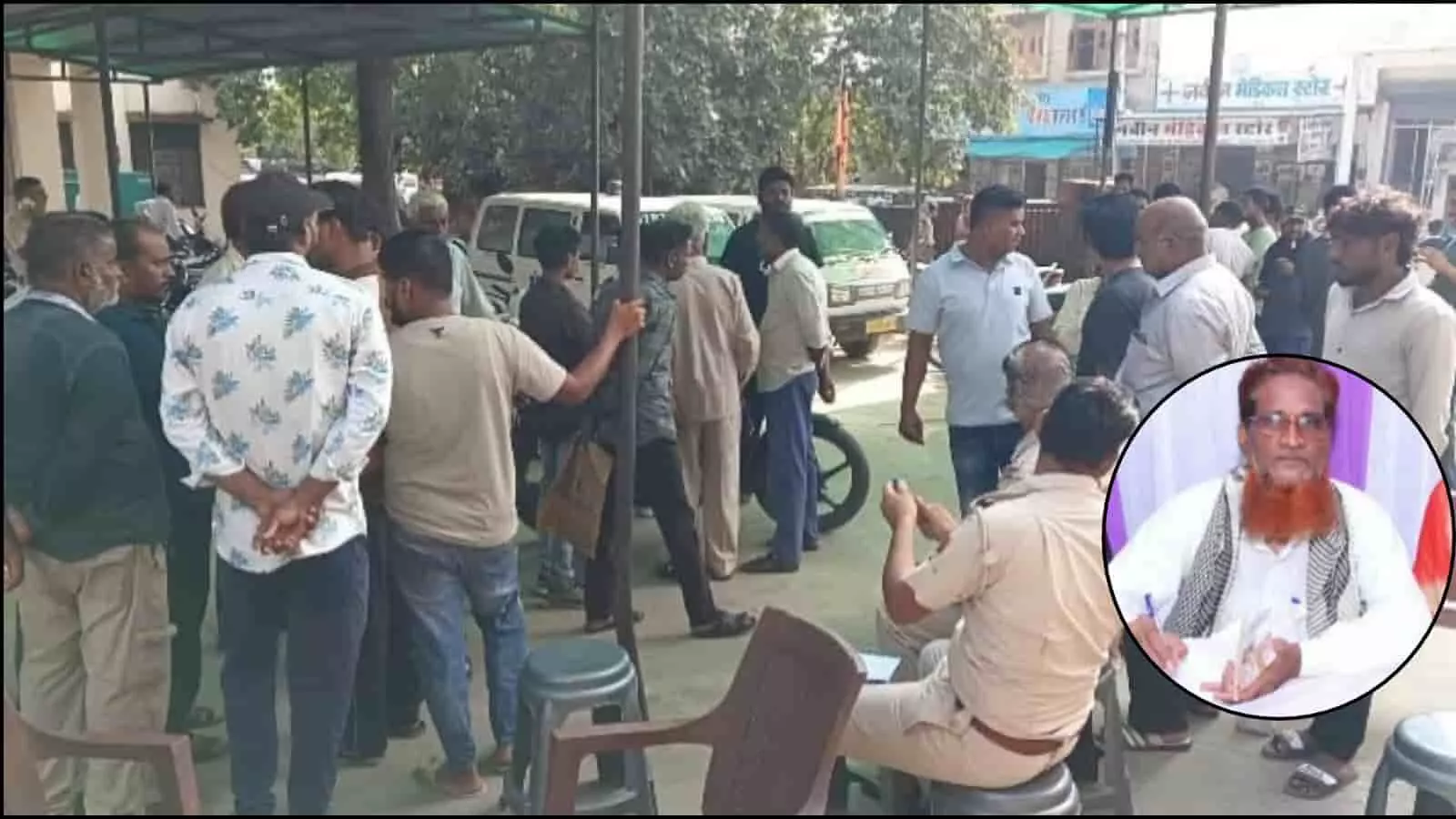 तस्वीर में गंगापुर में सड़क हादसे के बाद अस्पताल के बाहर एकत्रित लोग और पुलिसकर्मी नजर आ रहे हैं। तस्वीर में गंगापुर में सड़क हादसे के बाद अस्पताल के बाहर एकत्रित लोग और पुलिसकर्मी नजर आ रहे हैं।