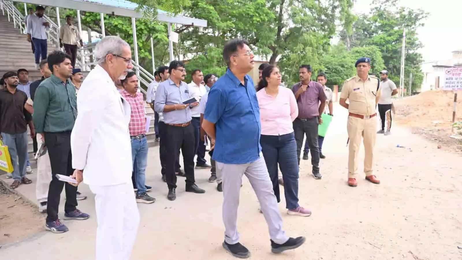 अहमदाबाद मंडल रेल प्रबंधक वेद प्रकाश और अधिकारी कलोल रेलवे स्टेशन परिसर का निरीक्षण कर रहे हैं. अहमदाबाद मंडल रेल प्रबंधक वेद प्रकाश और अधिकारी कलोल रेलवे स्टेशन परिसर का निरीक्षण कर रहे हैं.