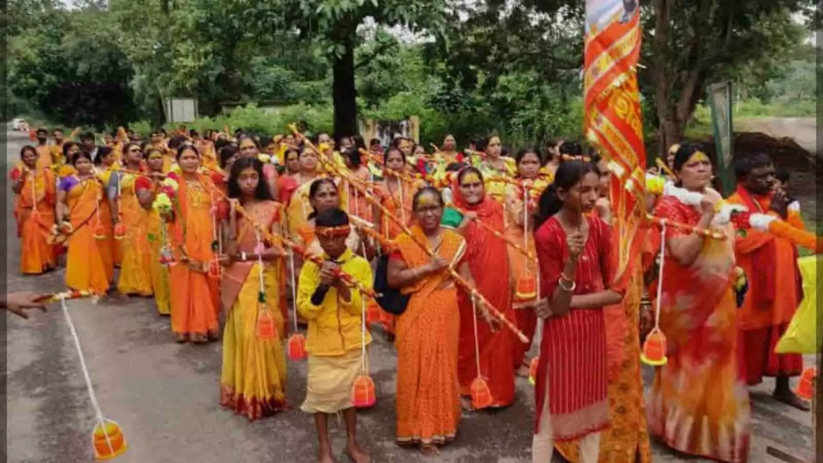 तस्वीर में केसरिया वस्त्रों में कावड़ लेकर चलती महिलाएं बावलवाड़ा सड़क मार्ग पर नजर आ रही हैं। तस्वीर में केसरिया वस्त्रों में कावड़ लेकर चलती महिलाएं बावलवाड़ा सड़क मार्ग पर नजर आ रही हैं।