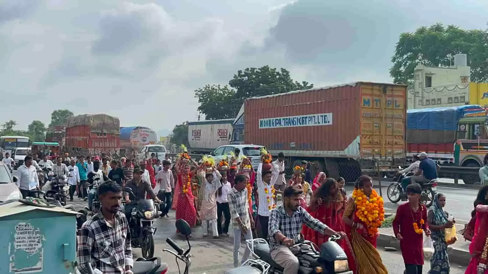 सड़क पर दशा माता की विसर्जन यात्रा निकालते हुए श्रद्धालु नजर आ रहे हैं। सड़क पर दशा माता की विसर्जन यात्रा निकालते हुए श्रद्धालु नजर आ रहे हैं।