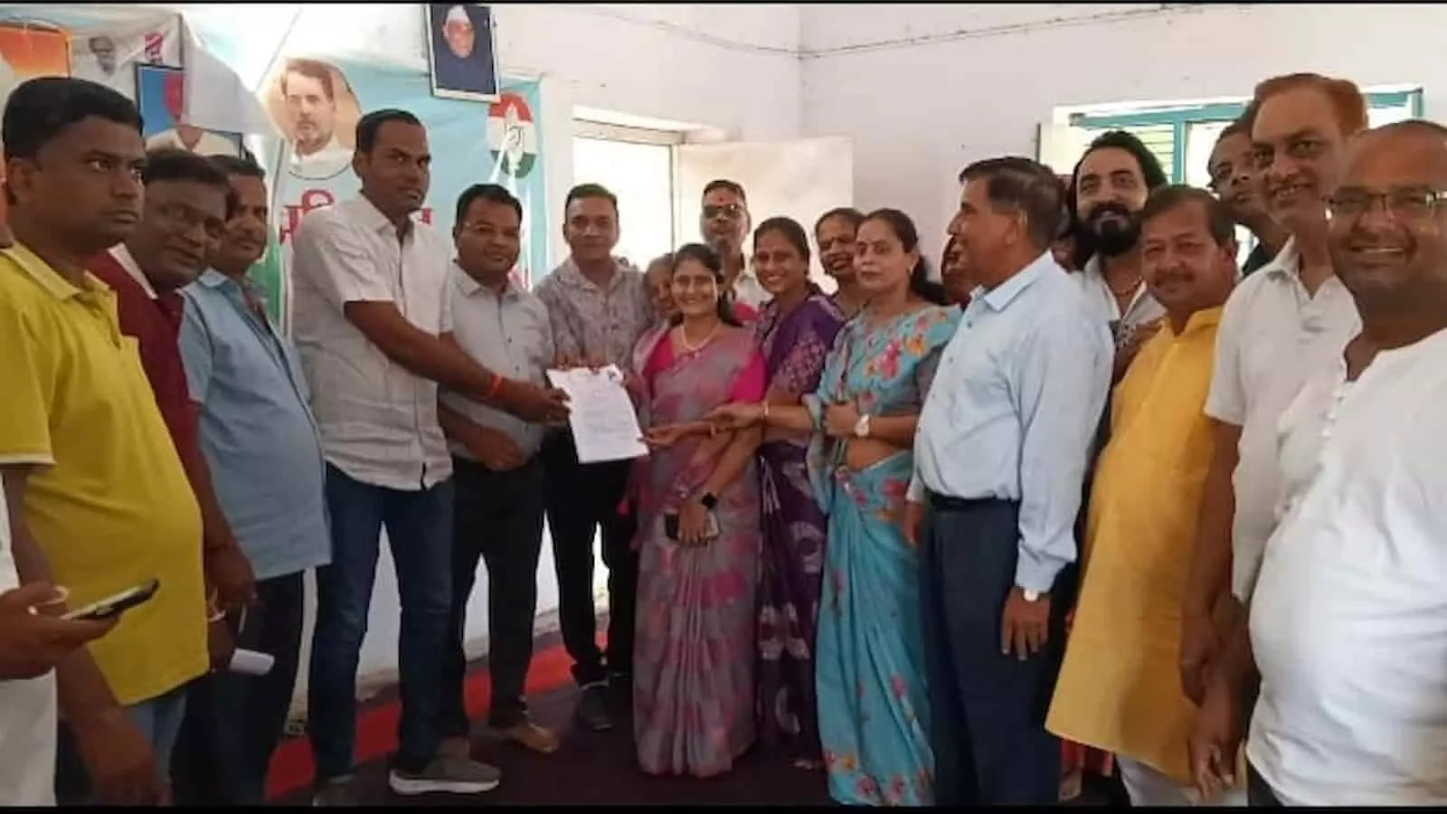 गंगापुर कांग्रेस कार्यालय में वार्ड 13 के टिकट के लिए आवेदन प्रस्तुत करती ललिता साँखला। गंगापुर कांग्रेस कार्यालय में वार्ड 13 के टिकट के लिए आवेदन प्रस्तुत करती ललिता साँखला।