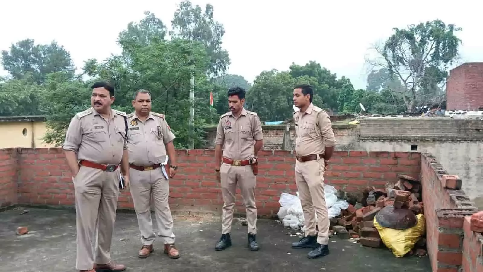 महाराजपुर गांव में छत पर खड़े होकर घटनास्थल का निरीक्षण करते हुए पुलिसकर्मी। महाराजपुर गांव में छत पर खड़े होकर घटनास्थल का निरीक्षण करते हुए पुलिसकर्मी।