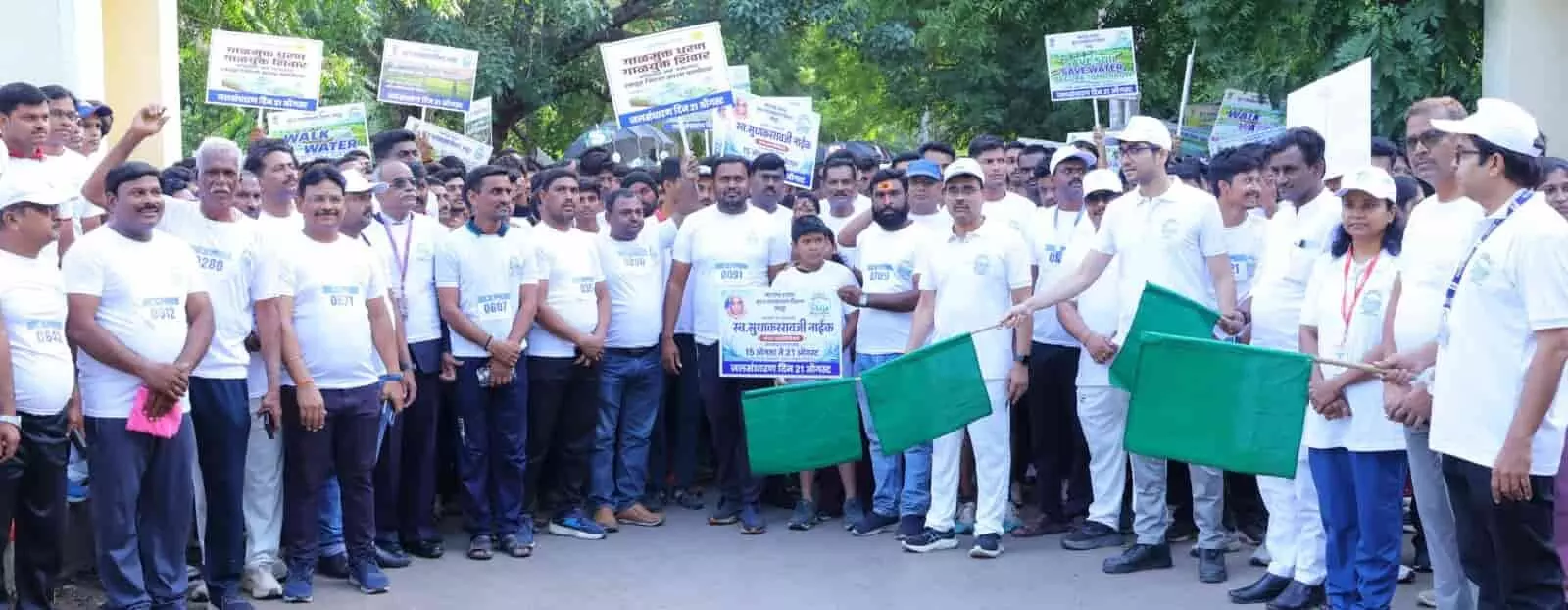 लातूर जिला परिषद परिसर में जल संरक्षण महा वॉकेथॉन को हरी झंडी दिखाते जिलाधिकारी। लातूर जिला परिषद परिसर में जल संरक्षण महा वॉकेथॉन को हरी झंडी दिखाते जिलाधिकारी।