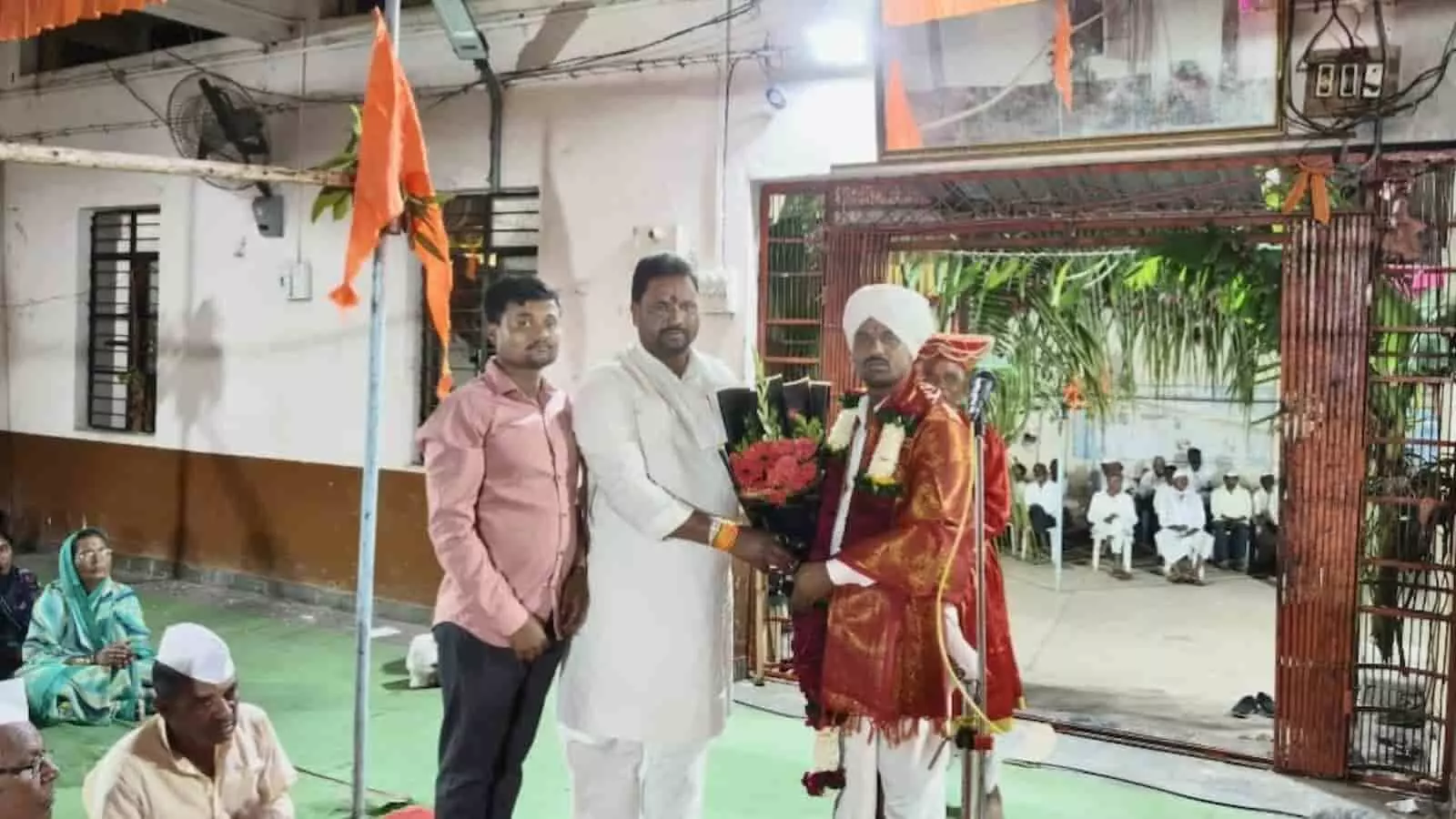 तस्वीर में गंगापुर में एक कार्यक्रम के दौरान ज्योतीराम चिवडे पाटील द्वारा ह.भ.प. गोपाल महाराज का सत्कार किया जा रहा है। तस्वीर में गंगापुर में एक कार्यक्रम के दौरान ज्योतीराम चिवडे पाटील द्वारा ह.भ.प. गोपाल महाराज का सत्कार किया जा रहा है।