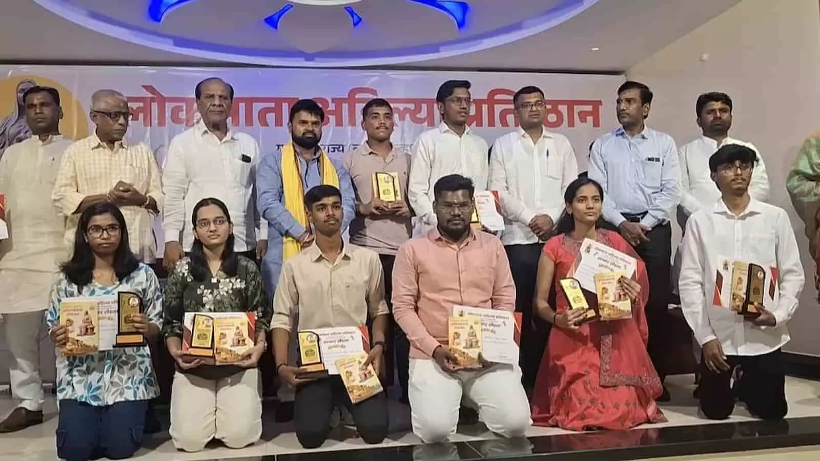लातूर में आयोजित समारोह के दौरान पुरस्कार और प्रमाण पत्र के साथ खड़े अतिथि और विद्यार्थी। लातूर में आयोजित समारोह के दौरान पुरस्कार और प्रमाण पत्र के साथ खड़े अतिथि और विद्यार्थी।