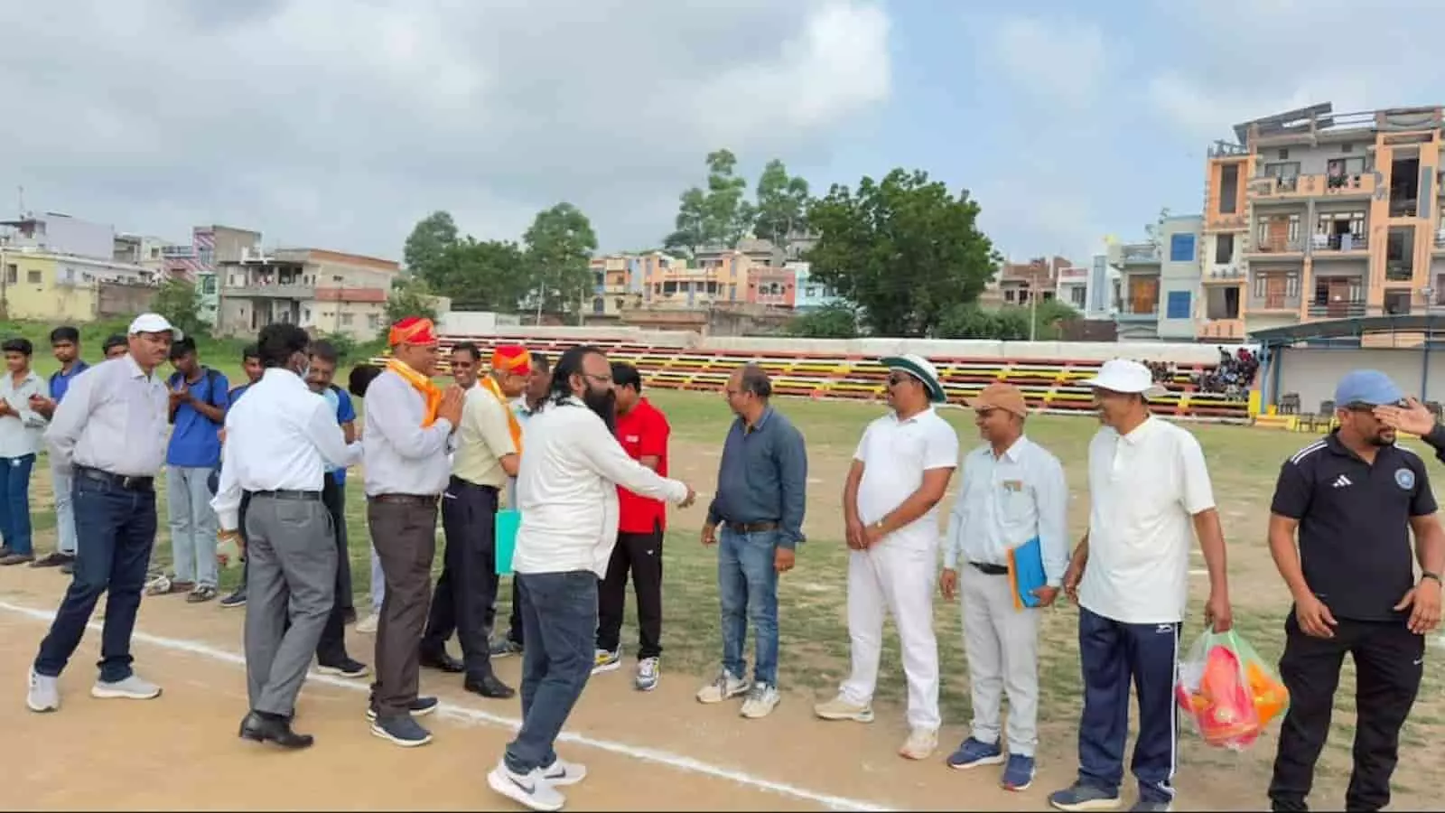 खेरवाड़ा के खेल मैदान में ब्लॉक स्तरीय क्रिकेट प्रतियोगिता के उद्घाटन पर मौजूद अतिथि और खिलाड़ी। खेरवाड़ा के खेल मैदान में ब्लॉक स्तरीय क्रिकेट प्रतियोगिता के उद्घाटन पर मौजूद अतिथि और खिलाड़ी।
