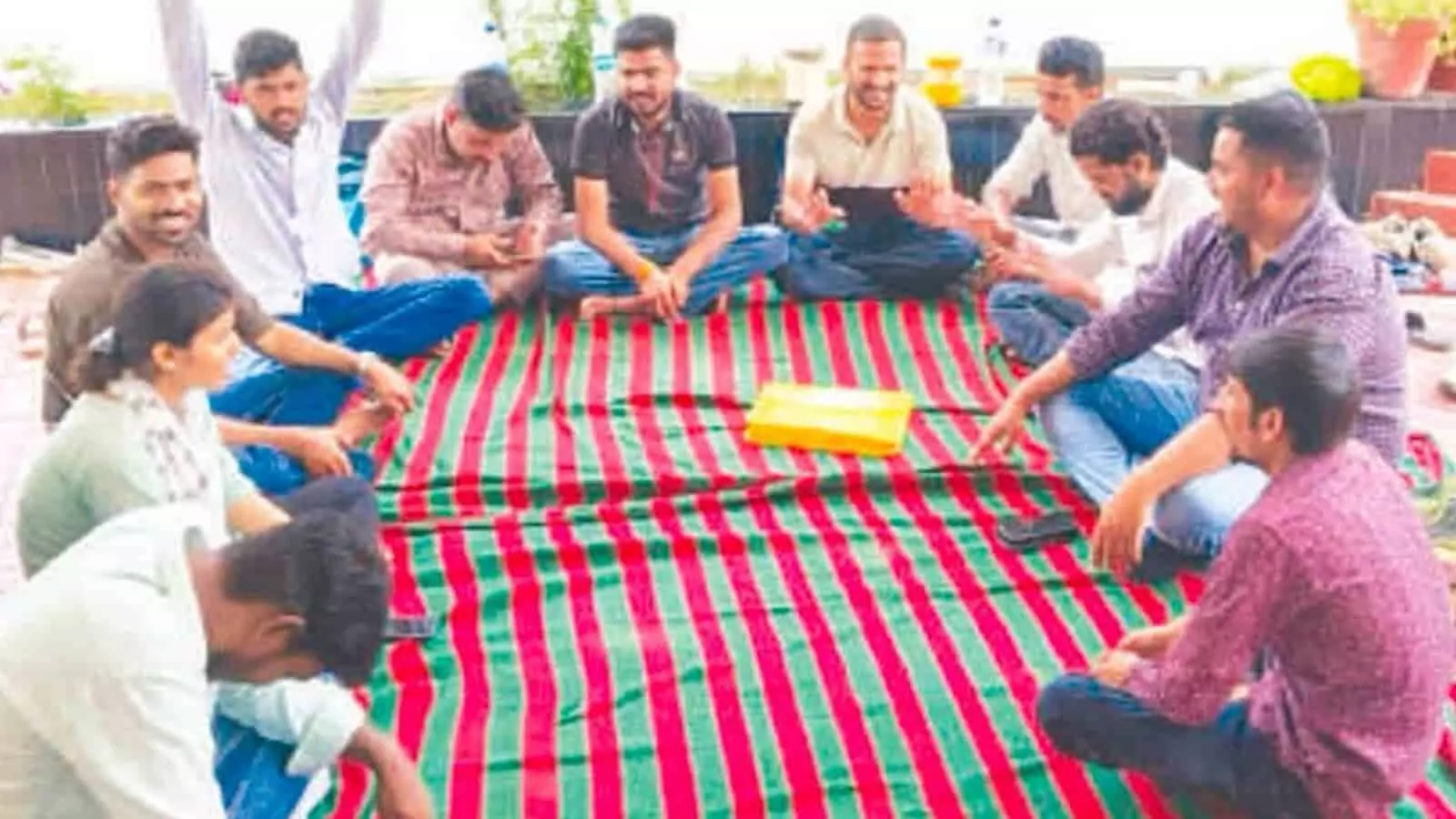 संविदा नर्सिंगकर्मी मेडिकल कॉलेज परिसर में जमीन पर बैठकर विरोध प्रदर्शन कर रहे हैं। संविदा नर्सिंगकर्मी मेडिकल कॉलेज परिसर में जमीन पर बैठकर विरोध प्रदर्शन कर रहे हैं।