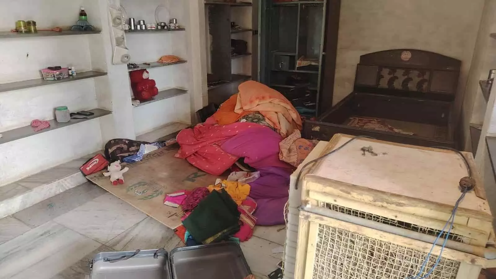 बबराणा गांव के सूने मकान के कमरे में बिखरा सामान और खुली अलमारी दिखाई दे रही है। बबराणा गांव के सूने मकान के कमरे में बिखरा सामान और खुली अलमारी दिखाई दे रही है।