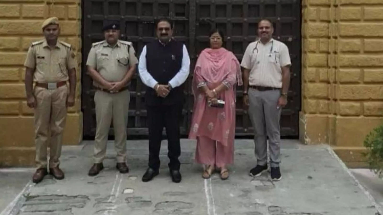 जिला कारागृह, भीलवाड़ा के बाहर न्यायाधीश अभय जैन, सचिव रश्मि आर्य और जेल अधिकारी खड़े हैं। जिला कारागृह, भीलवाड़ा के बाहर न्यायाधीश अभय जैन, सचिव रश्मि आर्य और जेल अधिकारी खड़े हैं।