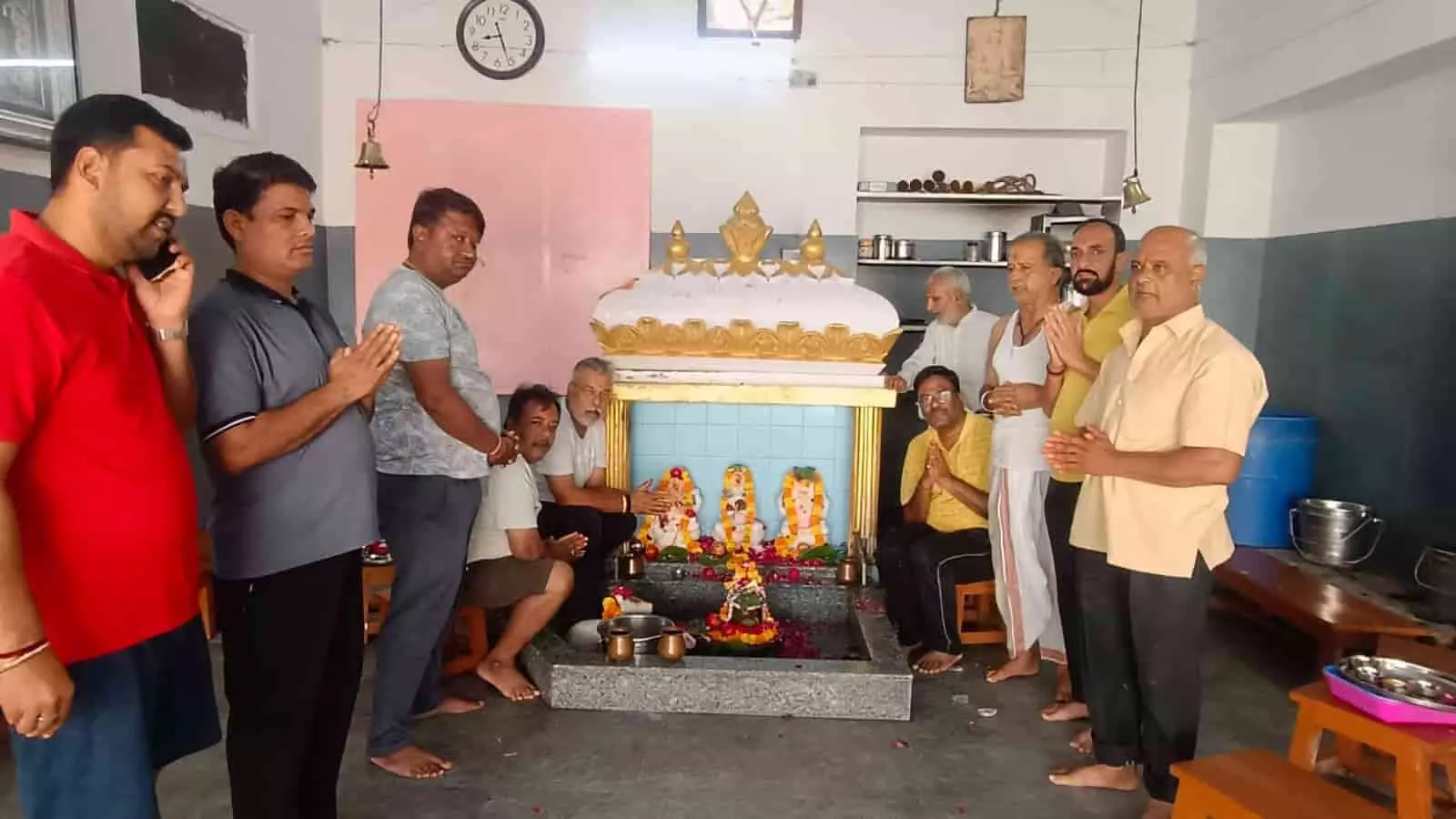 भीलवाड़ा के मंदिर में भगवान शिव की मूर्ति के समक्ष पूजा करते श्रद्धालु। भीलवाड़ा के मंदिर में भगवान शिव की मूर्ति के समक्ष पूजा करते श्रद्धालु।