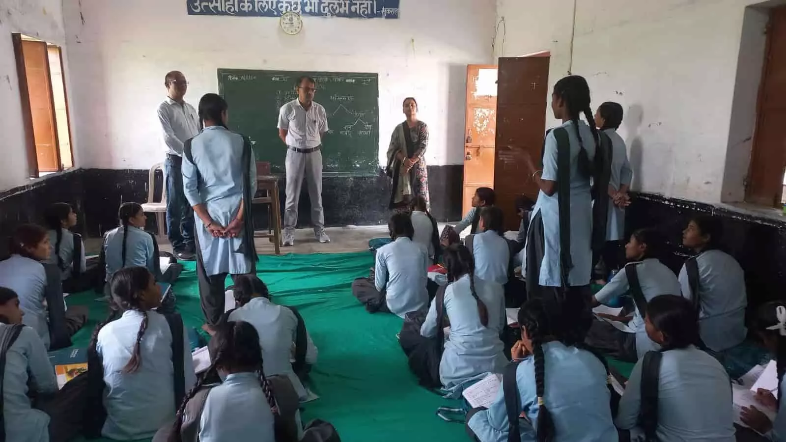 तस्वीर में जिला शिक्षा अधिकारी और छात्राएं सवाई माधोपुर के विद्यालय कक्षा-कक्ष में नजर आ रहे हैं। तस्वीर में जिला शिक्षा अधिकारी और छात्राएं सवाई माधोपुर के विद्यालय कक्षा-कक्ष में नजर आ रहे हैं।