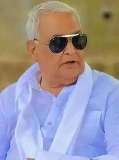 नीली शर्ट और चश्मा पहने कैबिनेट मंत्री डॉ किरोड़ी लाल मीणा तस्वीर में नजर आ रहे हैं। नीली शर्ट और चश्मा पहने कैबिनेट मंत्री डॉ किरोड़ी लाल मीणा तस्वीर में नजर आ रहे हैं।