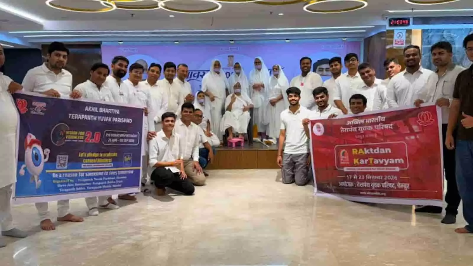 चेंबूर में संगठन यात्रा के दौरान बैनर थामे खड़े अभातेयुप के पदाधिकारी और सदस्य। चेंबूर में संगठन यात्रा के दौरान बैनर थामे खड़े अभातेयुप के पदाधिकारी और सदस्य।