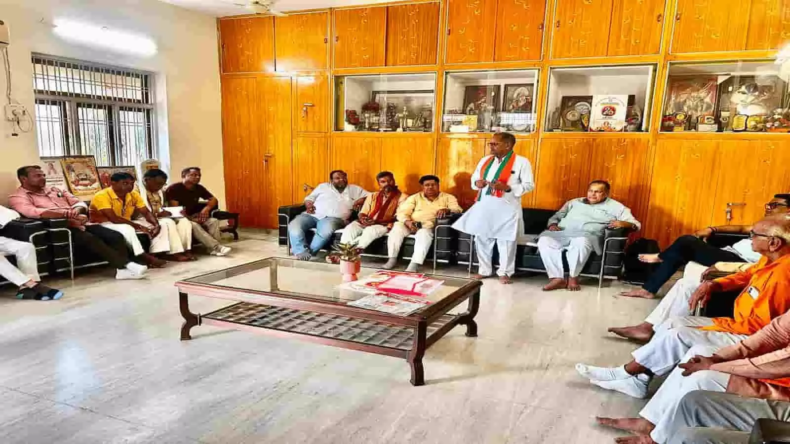 तस्वीर में जयपुर बाईपास स्थित कार्यालय में भाजपा की बैठक में उपस्थित पदाधिकारी और कार्यकर्ता दिख रहे हैं। तस्वीर में जयपुर बाईपास स्थित कार्यालय में भाजपा की बैठक में उपस्थित पदाधिकारी और कार्यकर्ता दिख रहे हैं।