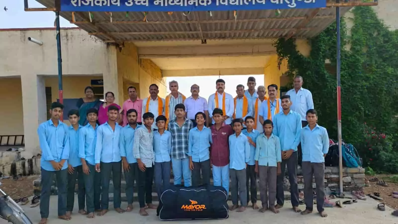 तस्वीर में घोंसुडी विद्यालय के छात्र और भामाशाह हॉकी किट वितरण के बाद नजर आ रहे हैं। तस्वीर में घोंसुडी विद्यालय के छात्र और भामाशाह हॉकी किट वितरण के बाद नजर आ रहे हैं।