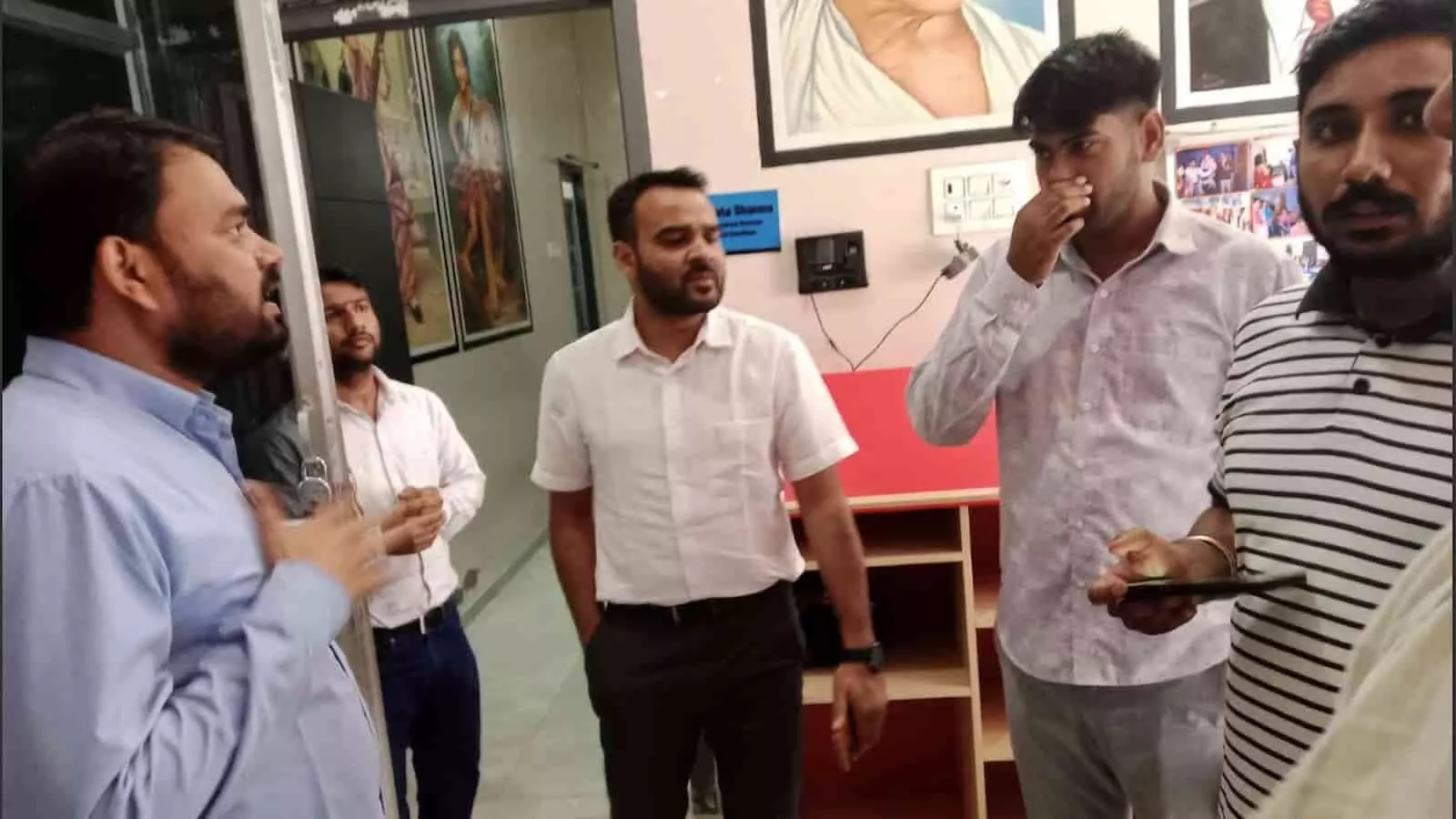 करौली के मतदान केंद्र पर अधिकारियों द्वारा व्यवस्थाओं का निरीक्षण किया जा रहा है। करौली के मतदान केंद्र पर अधिकारियों द्वारा व्यवस्थाओं का निरीक्षण किया जा रहा है।