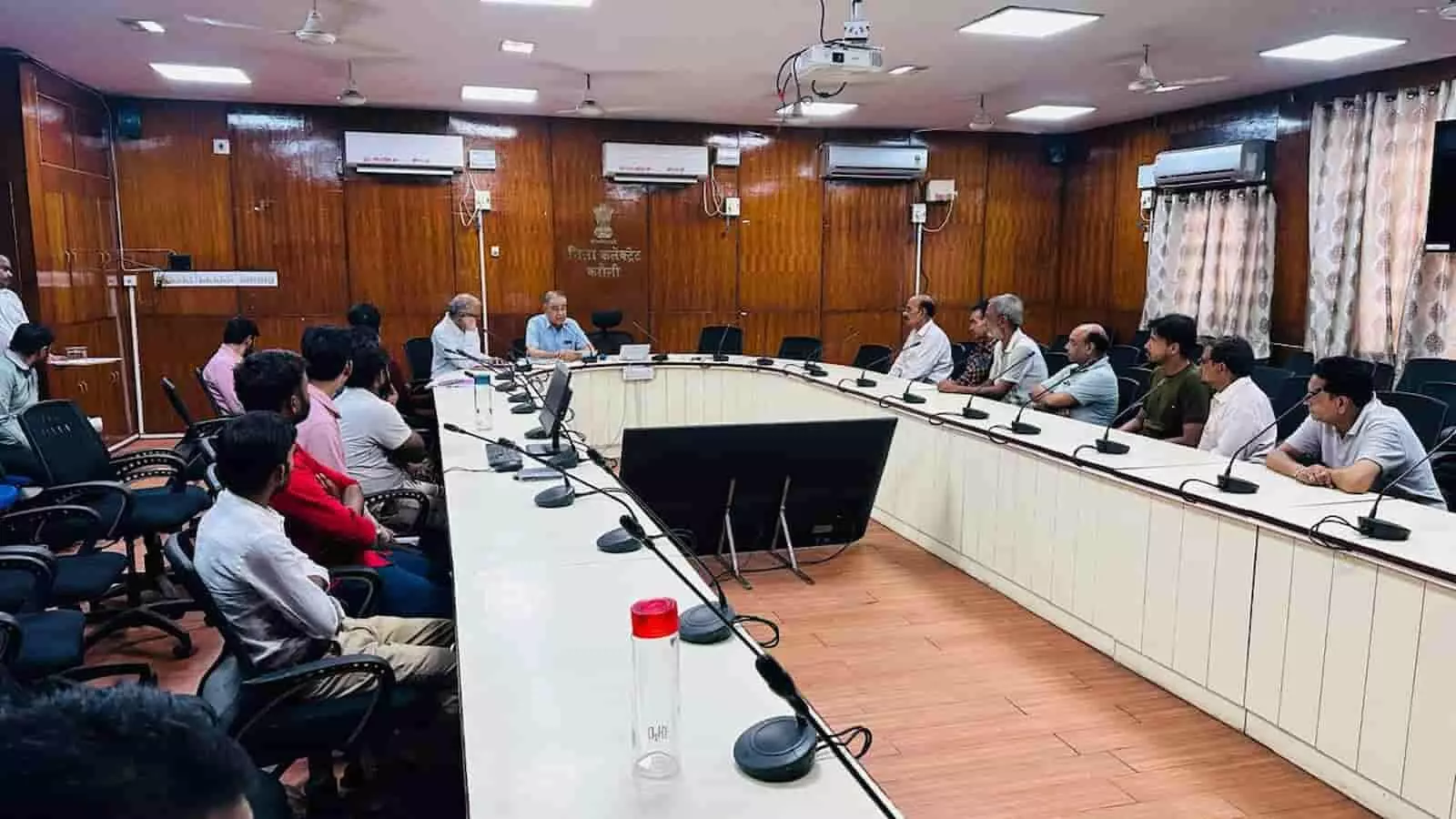 कलेक्ट्रेट सभागार में बैठक के दौरान बैठे हुए अधिकारी और प्रिंटिंग प्रेस संचालक। कलेक्ट्रेट सभागार में बैठक के दौरान बैठे हुए अधिकारी और प्रिंटिंग प्रेस संचालक।