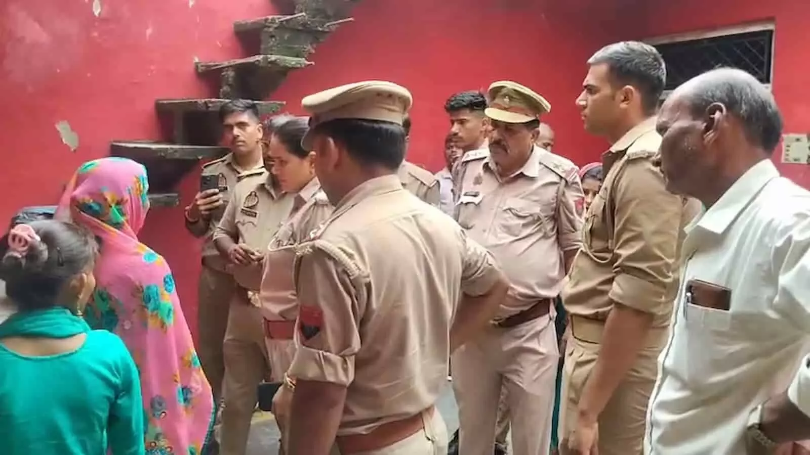 जैथरा में जांच पड़ताल के दौरान खड़े पुलिस अधिकारी और ग्रामीण। जैथरा में जांच पड़ताल के दौरान खड़े पुलिस अधिकारी और ग्रामीण।