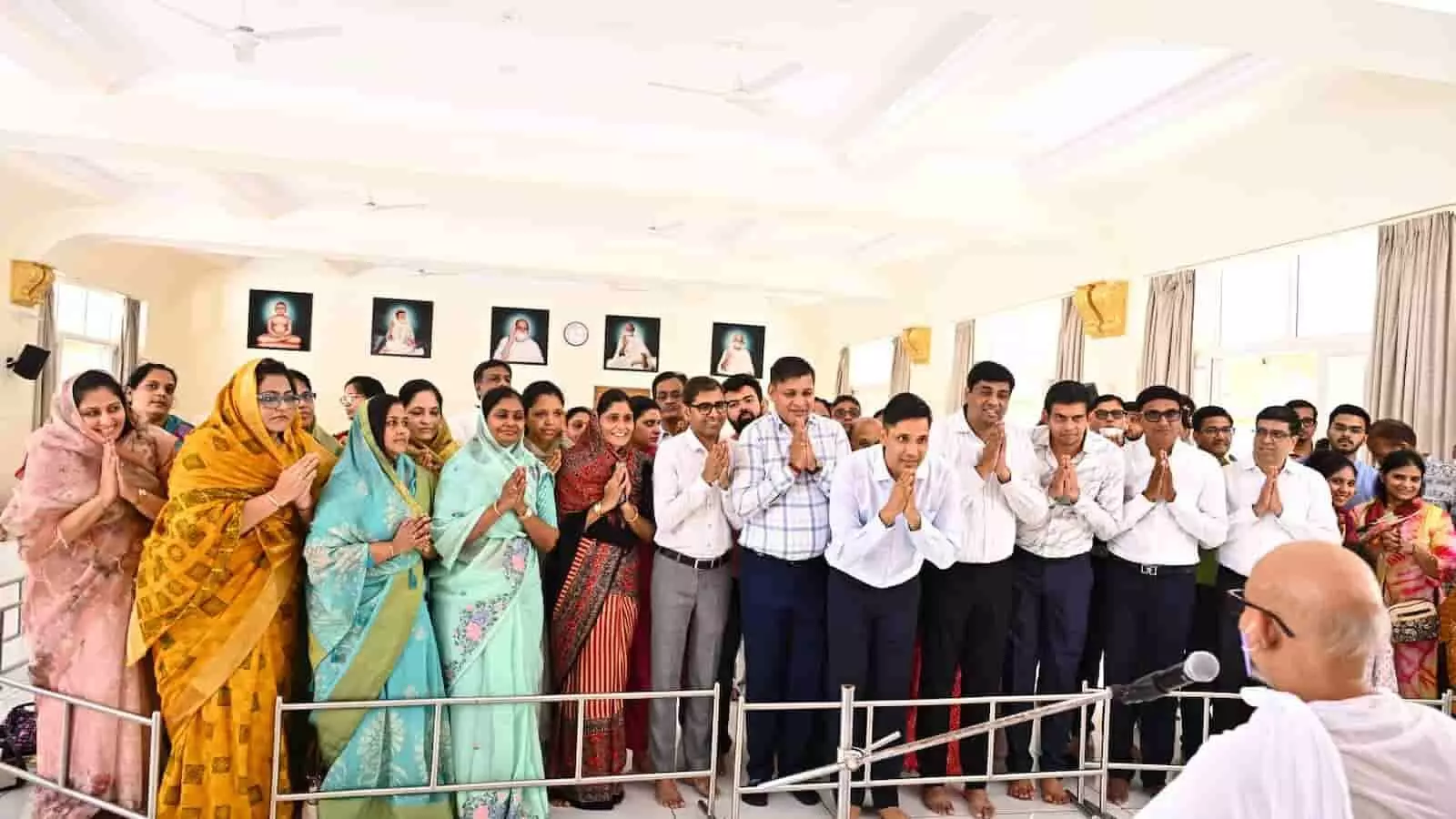 तस्वीर में संस्कार ग्रुप वाशी के सदस्य लाडनूं में हाथ जोड़कर दर्शन करते हुए दिख रहे हैं। तस्वीर में संस्कार ग्रुप वाशी के सदस्य लाडनूं में हाथ जोड़कर दर्शन करते हुए दिख रहे हैं।