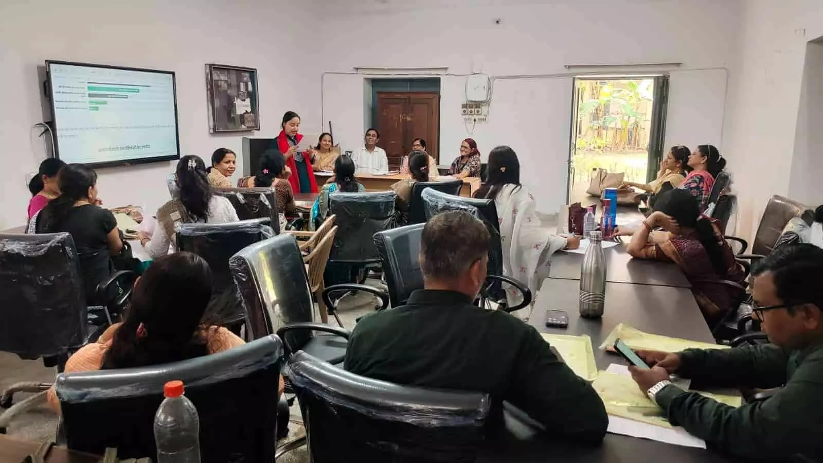 तस्वीर में डाइट उदयपुर में जिला अनुसंधान समूह के प्रशिक्षण सत्र में बैठे संभागी दिखाई दे रहे हैं। तस्वीर में डाइट उदयपुर में जिला अनुसंधान समूह के प्रशिक्षण सत्र में बैठे संभागी दिखाई दे रहे हैं।