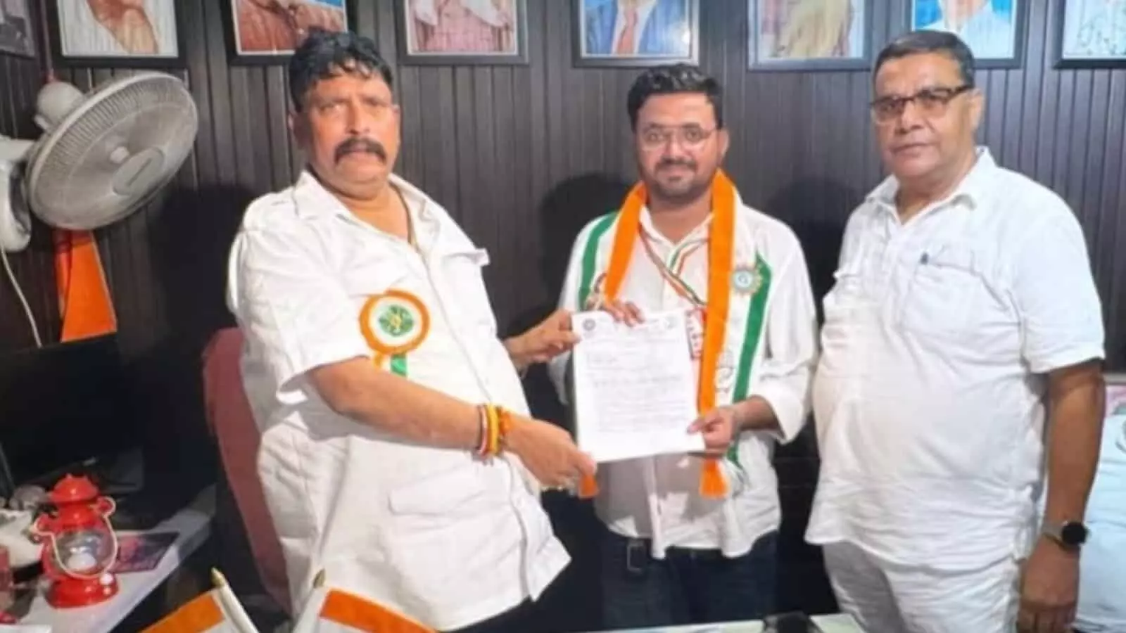 तस्वीर में राहुल रावल को नई दिल्ली कार्यालय में इंटक महासंघ के प्रदेश युवा अध्यक्ष पद का कार्यभार सौंपते पदाधिकारी दिख रहे हैं। तस्वीर में राहुल रावल को नई दिल्ली कार्यालय में इंटक महासंघ के प्रदेश युवा अध्यक्ष पद का कार्यभार सौंपते पदाधिकारी दिख रहे हैं।