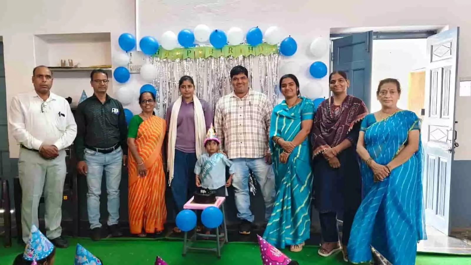 तस्वीर में आमेट के पीएम श्री विद्यालय में बच्चों के जन्मदिन पर खड़े शिक्षक और छात्र। तस्वीर में आमेट के पीएम श्री विद्यालय में बच्चों के जन्मदिन पर खड़े शिक्षक और छात्र।