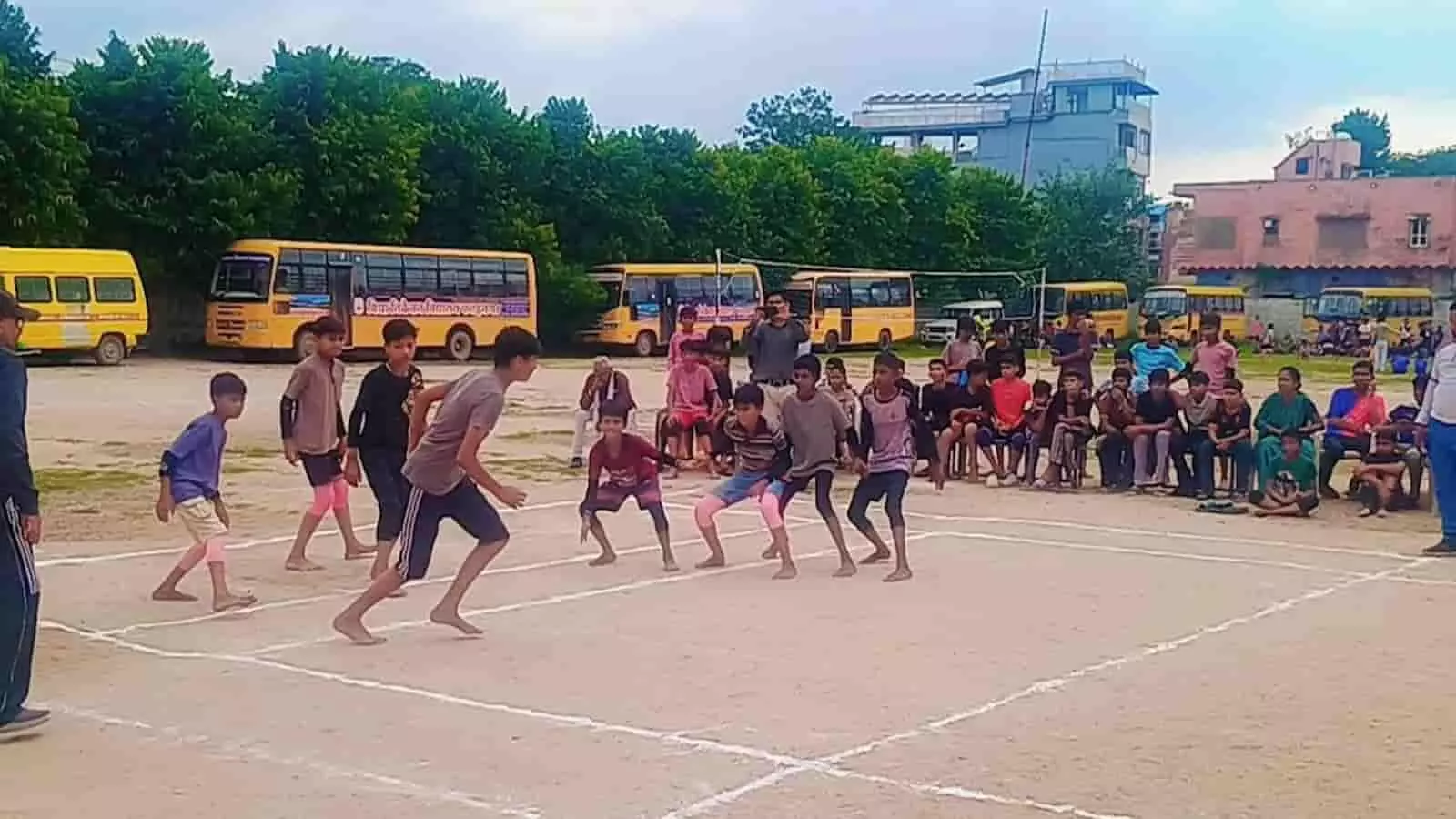 मैदान पर कबड्डी खेलते हुए छात्र खिलाड़ी फतेहनगर में आयोजित जिला स्तरीय प्रतियोगिता के दौरान। मैदान पर कबड्डी खेलते हुए छात्र खिलाड़ी फतेहनगर में आयोजित जिला स्तरीय प्रतियोगिता के दौरान।