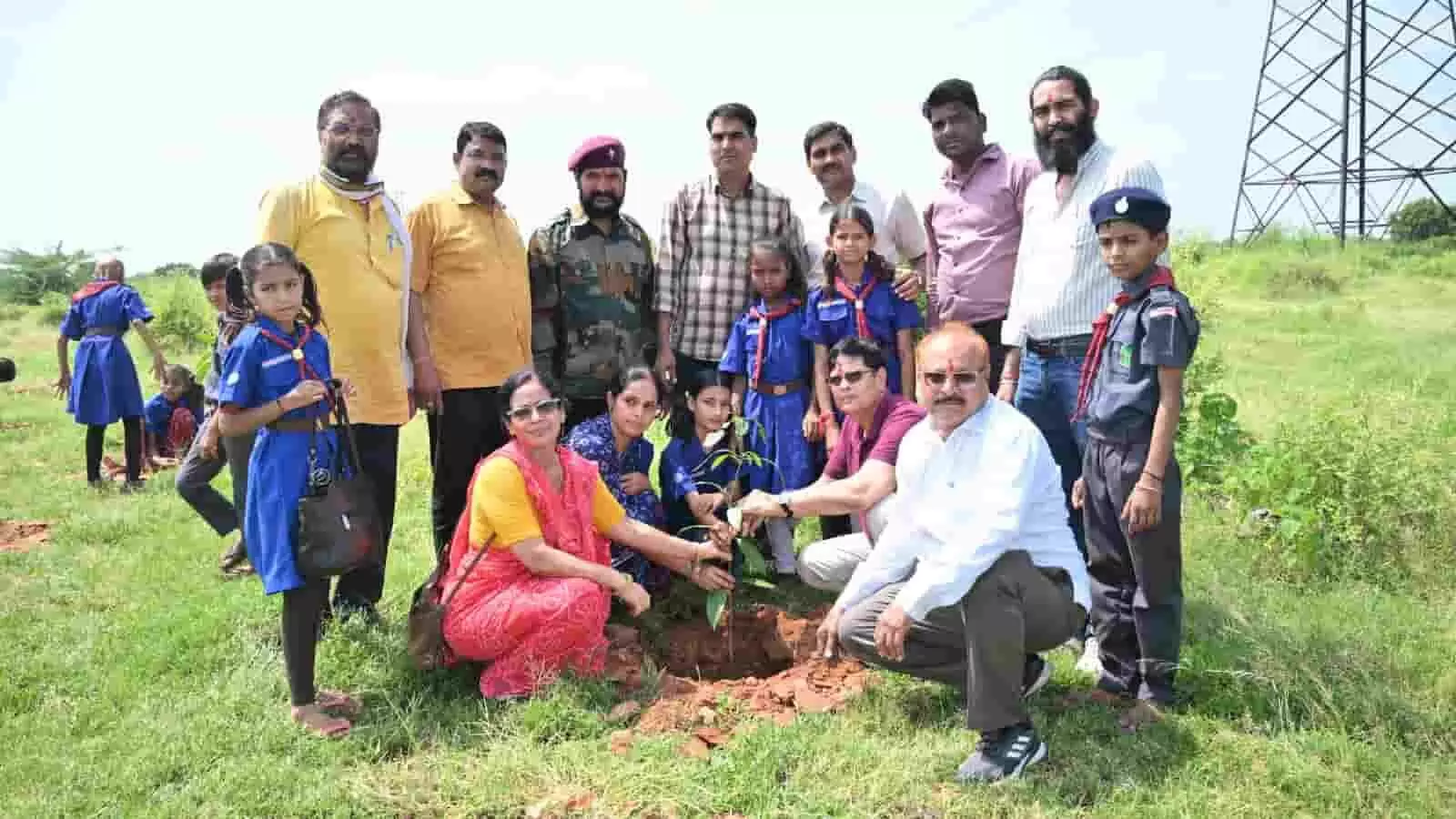 तस्वीर में कोटा के आंवली वन क्षेत्र में अतिथियों और विद्यार्थियों द्वारा पौधारोपण किया जा रहा है। तस्वीर में कोटा के आंवली वन क्षेत्र में अतिथियों और विद्यार्थियों द्वारा पौधारोपण किया जा रहा है।
