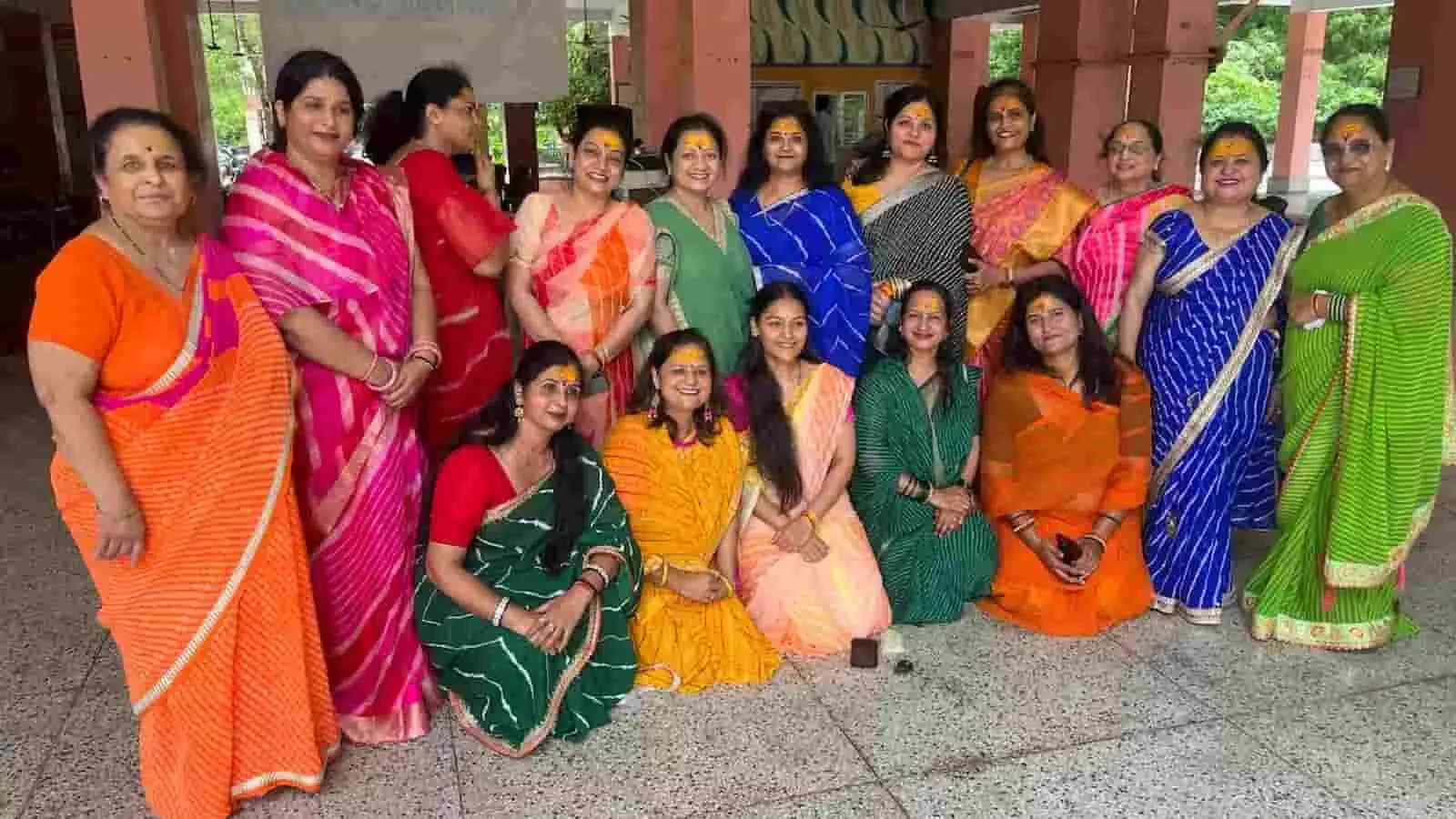 परंपरागत पोशाक पहने क्लब की महिलाएं आरके पुरम बालाजी धाम में खड़ी नजर आ रही हैं। परंपरागत पोशाक पहने क्लब की महिलाएं आरके पुरम बालाजी धाम में खड़ी नजर आ रही हैं।