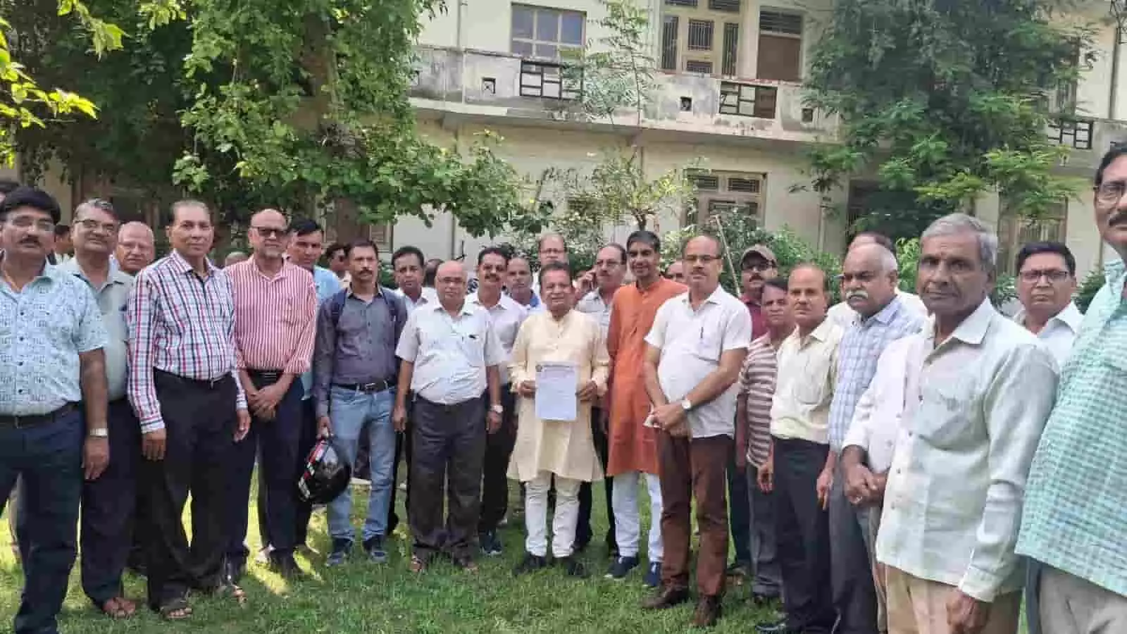 तस्वीर में कोटा में आरक्षण और यूजीसी प्रावधानों में बदलाव की मांग को लेकर प्रदर्शन करते समता आंदोलन समिति के सदस्य दिख रहे हैं। तस्वीर में कोटा में आरक्षण और यूजीसी प्रावधानों में बदलाव की मांग को लेकर प्रदर्शन करते समता आंदोलन समिति के सदस्य दिख रहे हैं।