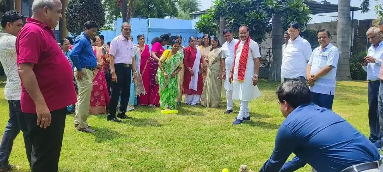 तस्वीर में कोटा में वरिष्ठ नागरिकों के स्नेह मिलन समारोह के दौरान पारंपरिक खेल खेलते लोग दिख रहे हैं। तस्वीर में कोटा में वरिष्ठ नागरिकों के स्नेह मिलन समारोह के दौरान पारंपरिक खेल खेलते लोग दिख रहे हैं।