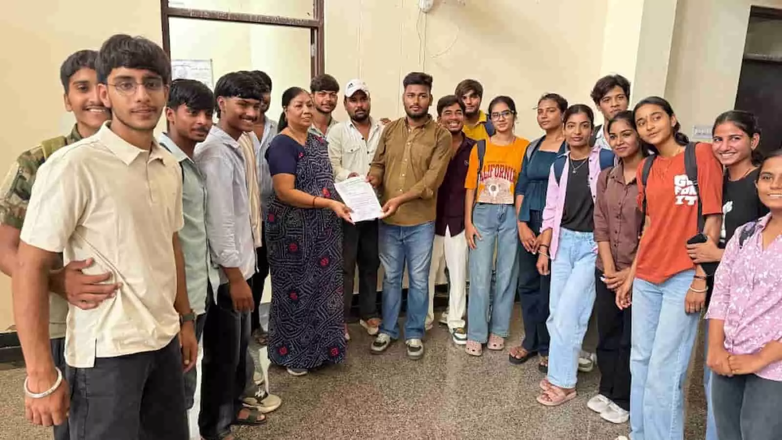 तस्वीर में छात्र और छात्राएं राजकीय महाविद्यालय गंगापुर में वार्षिकोत्सव की अनुमति हेतु ज्ञापन सौंप रहे हैं। तस्वीर में छात्र और छात्राएं राजकीय महाविद्यालय गंगापुर में वार्षिकोत्सव की अनुमति हेतु ज्ञापन सौंप रहे हैं।
