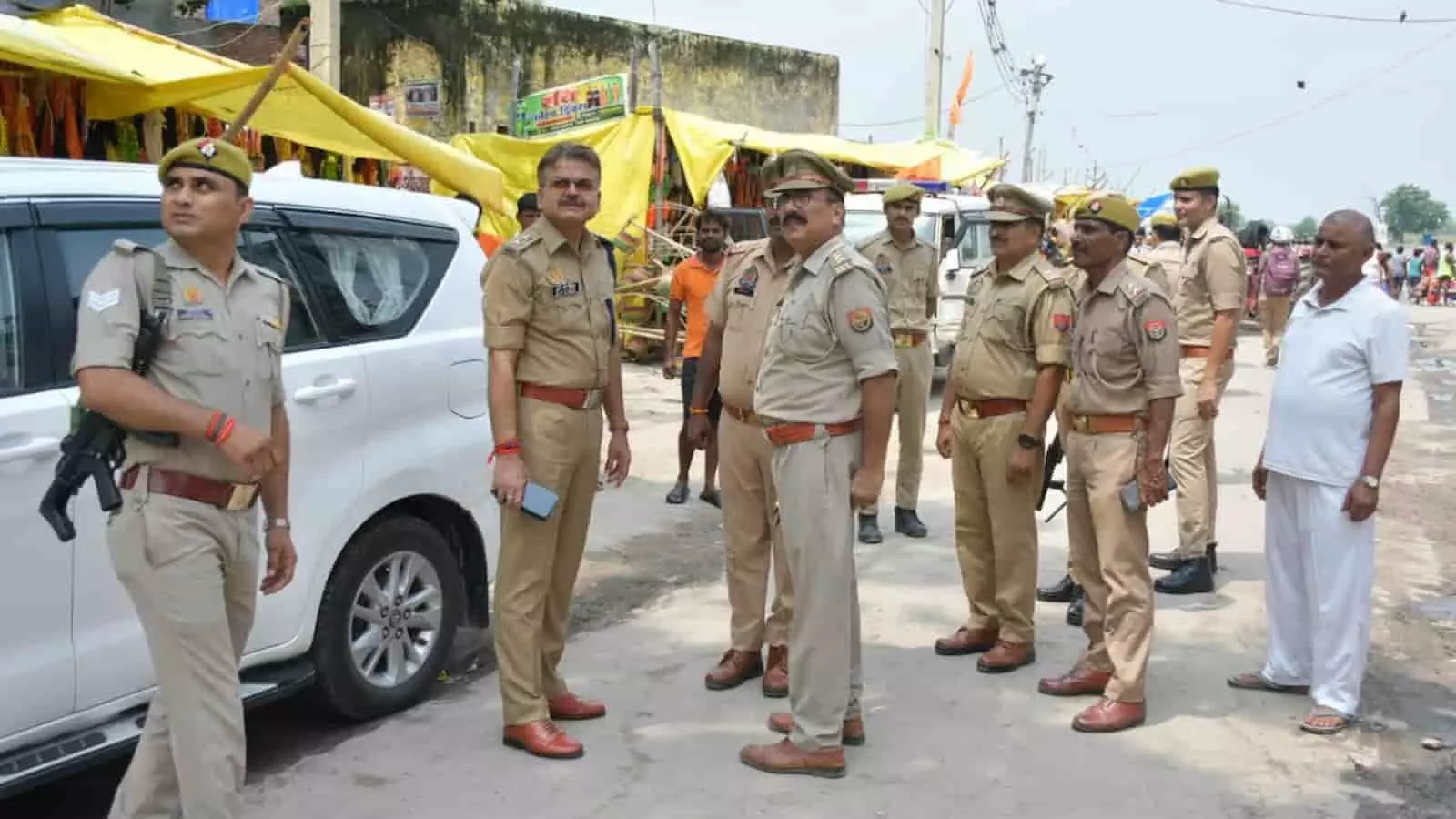 कासगंज में कांवड़ मार्ग पर सुरक्षा व्यवस्था का जायजा लेते हुए पुलिस अधीक्षक और पुलिस बल। कासगंज में कांवड़ मार्ग पर सुरक्षा व्यवस्था का जायजा लेते हुए पुलिस अधीक्षक और पुलिस बल।