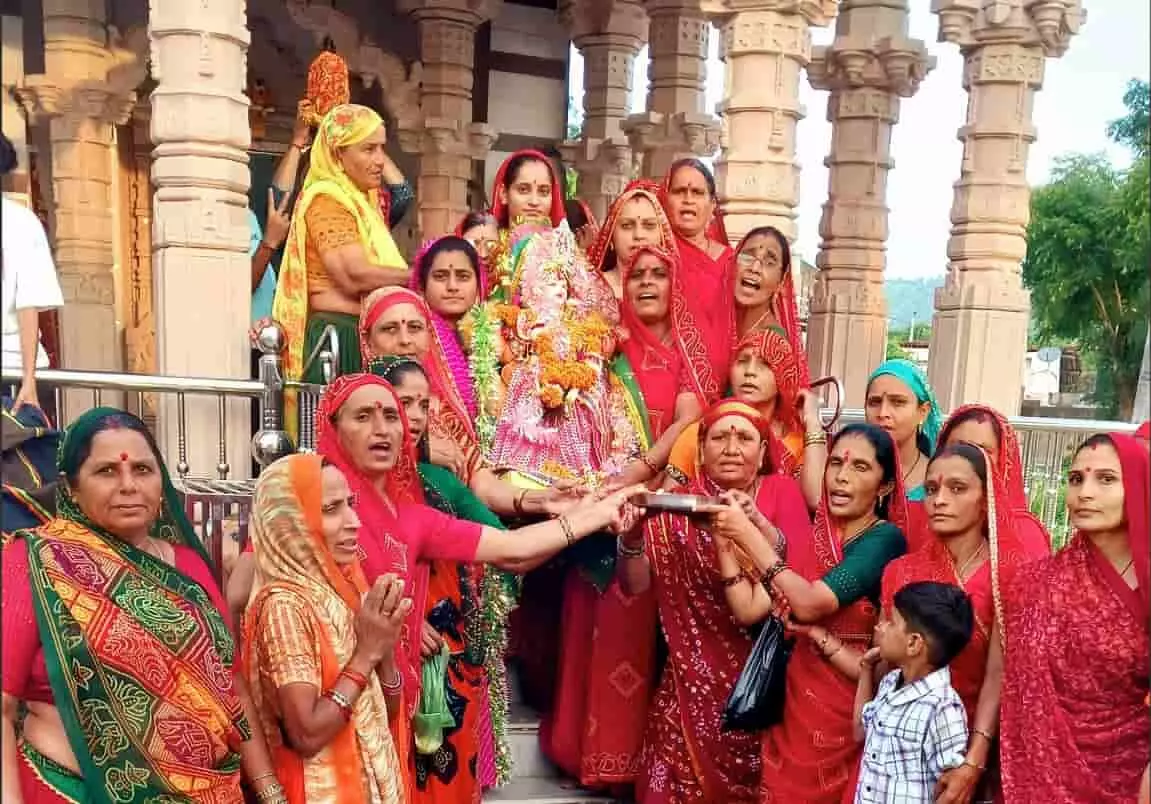 कटेवड़ी गांव के माताजी मंदिर में पूजा करती महिलाएं और ग्रामीण। कटेवड़ी गांव के माताजी मंदिर में पूजा करती महिलाएं और ग्रामीण।