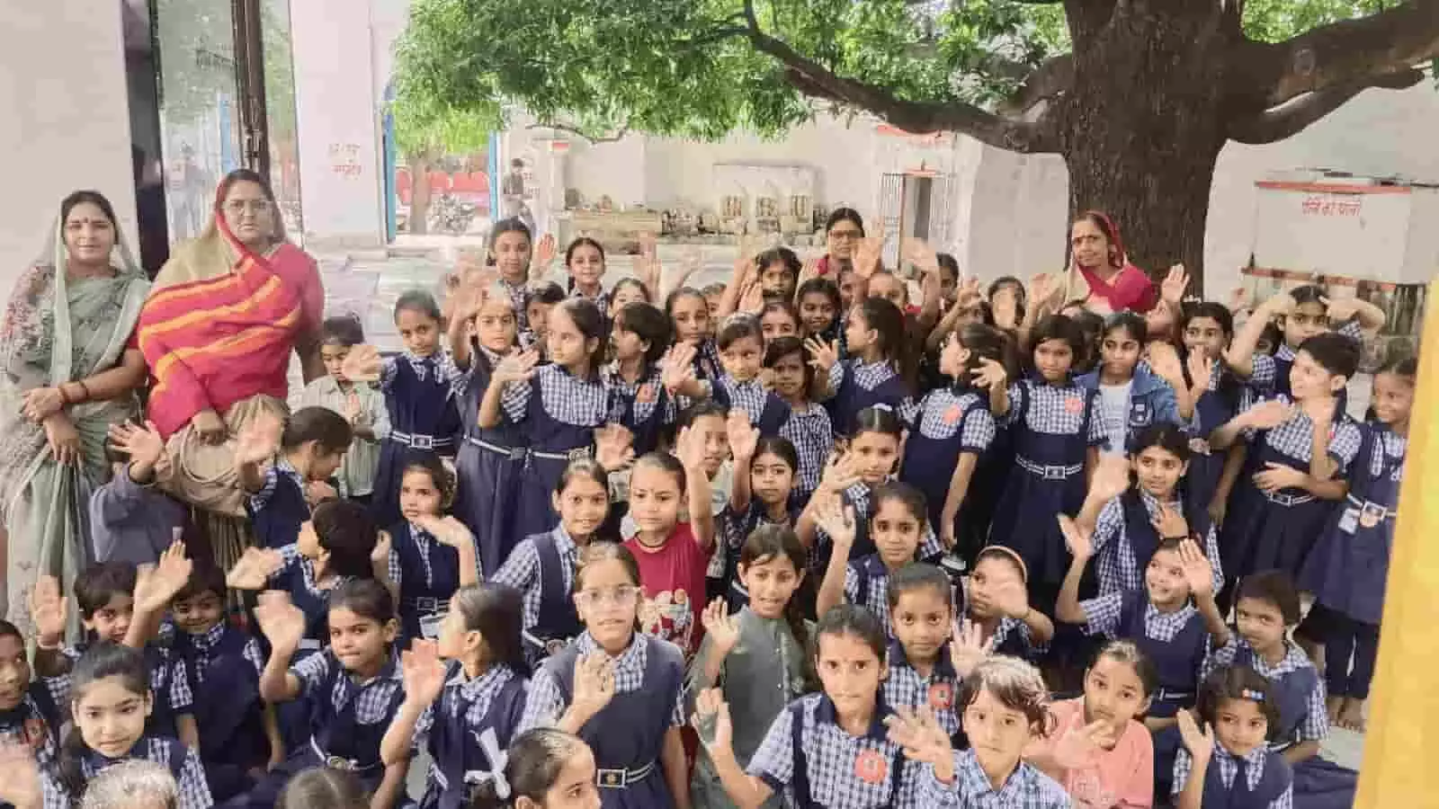 तस्वीर में केरेश्वर महादेव क्षेत्र में वन भ्रमण के दौरान विद्यालय के विद्यार्थी और शिक्षक दिखाई दे रहे हैं। तस्वीर में केरेश्वर महादेव क्षेत्र में वन भ्रमण के दौरान विद्यालय के विद्यार्थी और शिक्षक दिखाई दे रहे हैं।