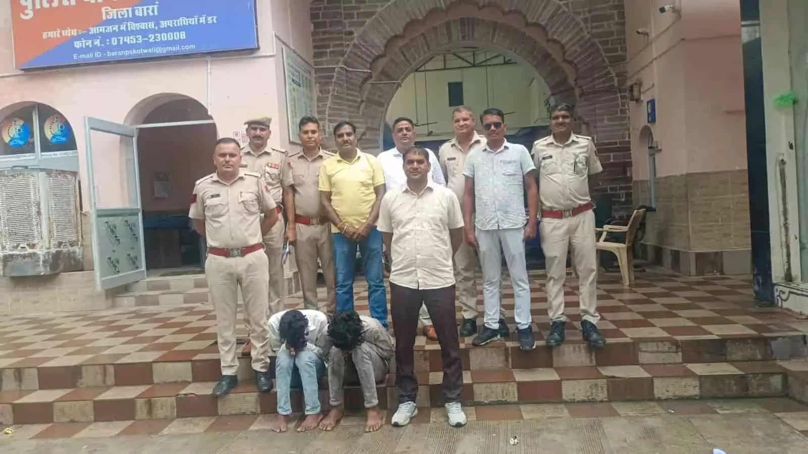 बारां में बैंक चोरी के आरोपियों के साथ खड़ी पुलिस टीम नजर आ रही है। बारां में बैंक चोरी के आरोपियों के साथ खड़ी पुलिस टीम नजर आ रही है।