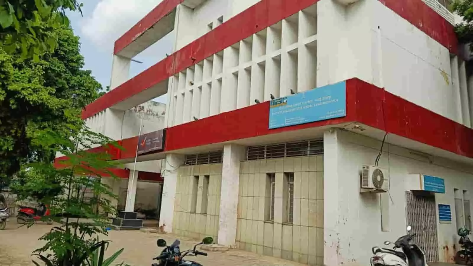 सवाई माधोपुर में प्रधान डाकघर की इमारत और परिसर का बाहरी दृश्य। सवाई माधोपुर में प्रधान डाकघर की इमारत और परिसर का बाहरी दृश्य।
