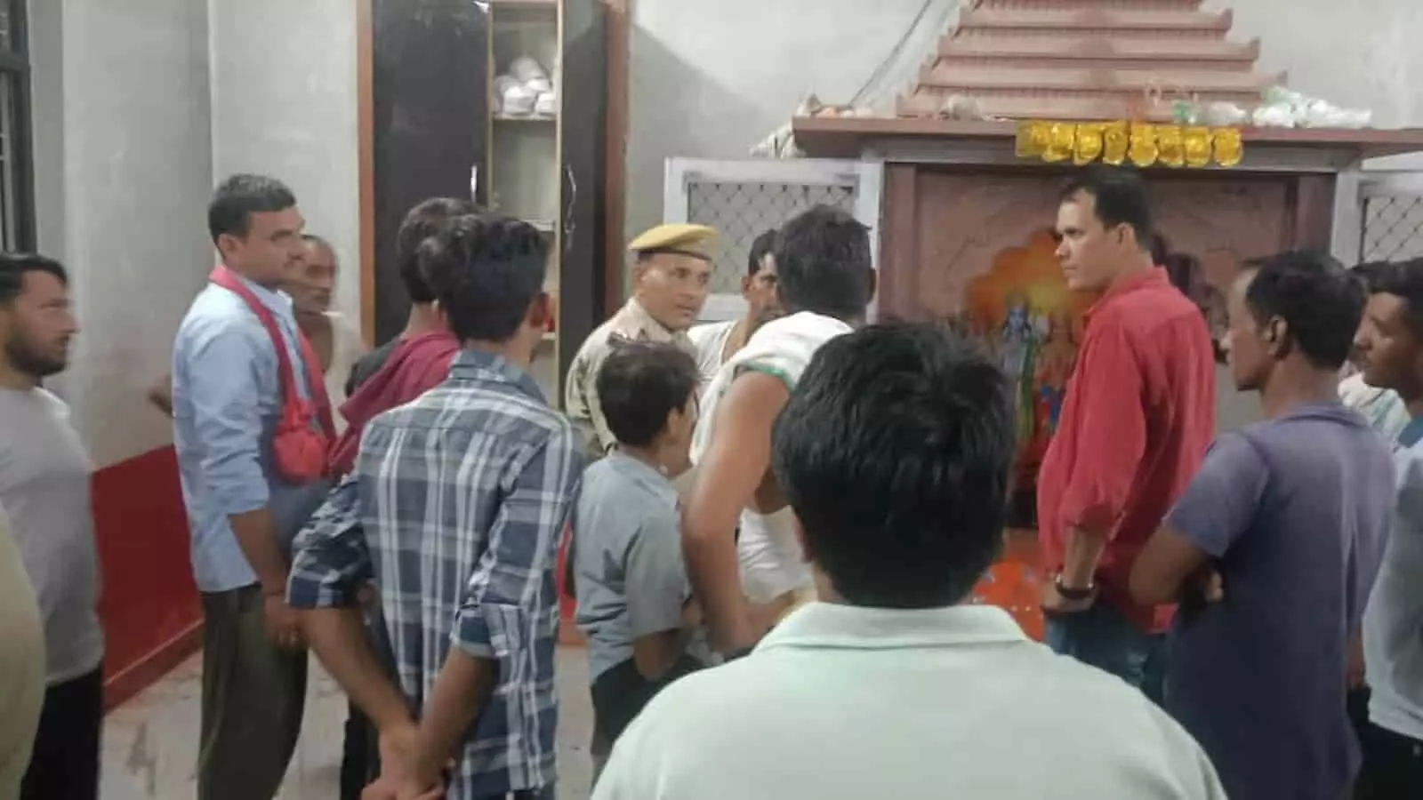 तस्वीर में ग्रामीण और पुलिसकर्मी लाखनपुर के बालाजी मंदिर में चोरी की घटना के बाद जांच करते दिख रहे हैं। तस्वीर में ग्रामीण और पुलिसकर्मी लाखनपुर के बालाजी मंदिर में चोरी की घटना के बाद जांच करते दिख रहे हैं।