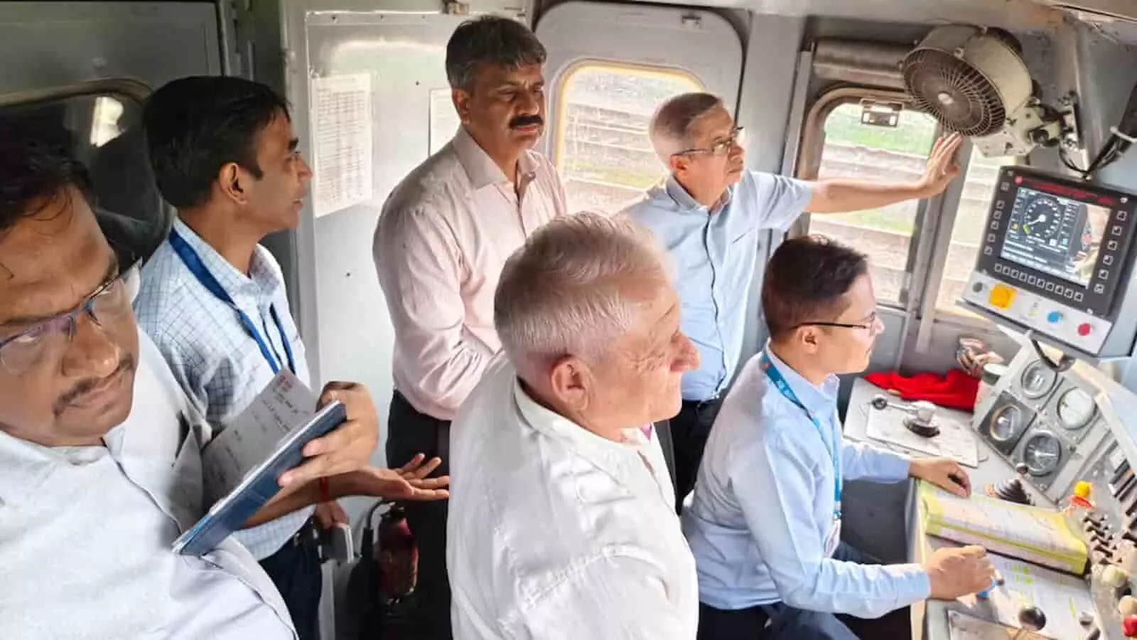 कोटा मंडल में ट्रेन के इंजन के भीतर कवच प्रणाली के यूबीए परीक्षण का निरीक्षण करते रेलवे अधिकारी। कोटा मंडल में ट्रेन के इंजन के भीतर कवच प्रणाली के यूबीए परीक्षण का निरीक्षण करते रेलवे अधिकारी।