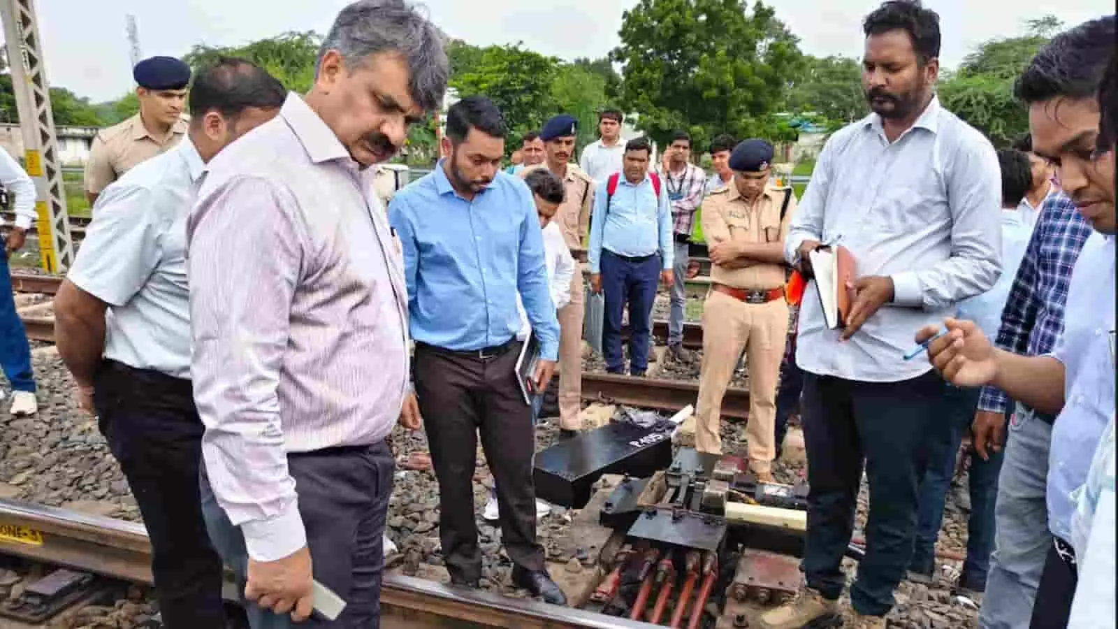 तस्वीर में रेलवे ट्रैक पर खड़े होकर महाप्रबंधक और अधिकारी निरीक्षण करते हुए दिख रहे हैं। तस्वीर में रेलवे ट्रैक पर खड़े होकर महाप्रबंधक और अधिकारी निरीक्षण करते हुए दिख रहे हैं।