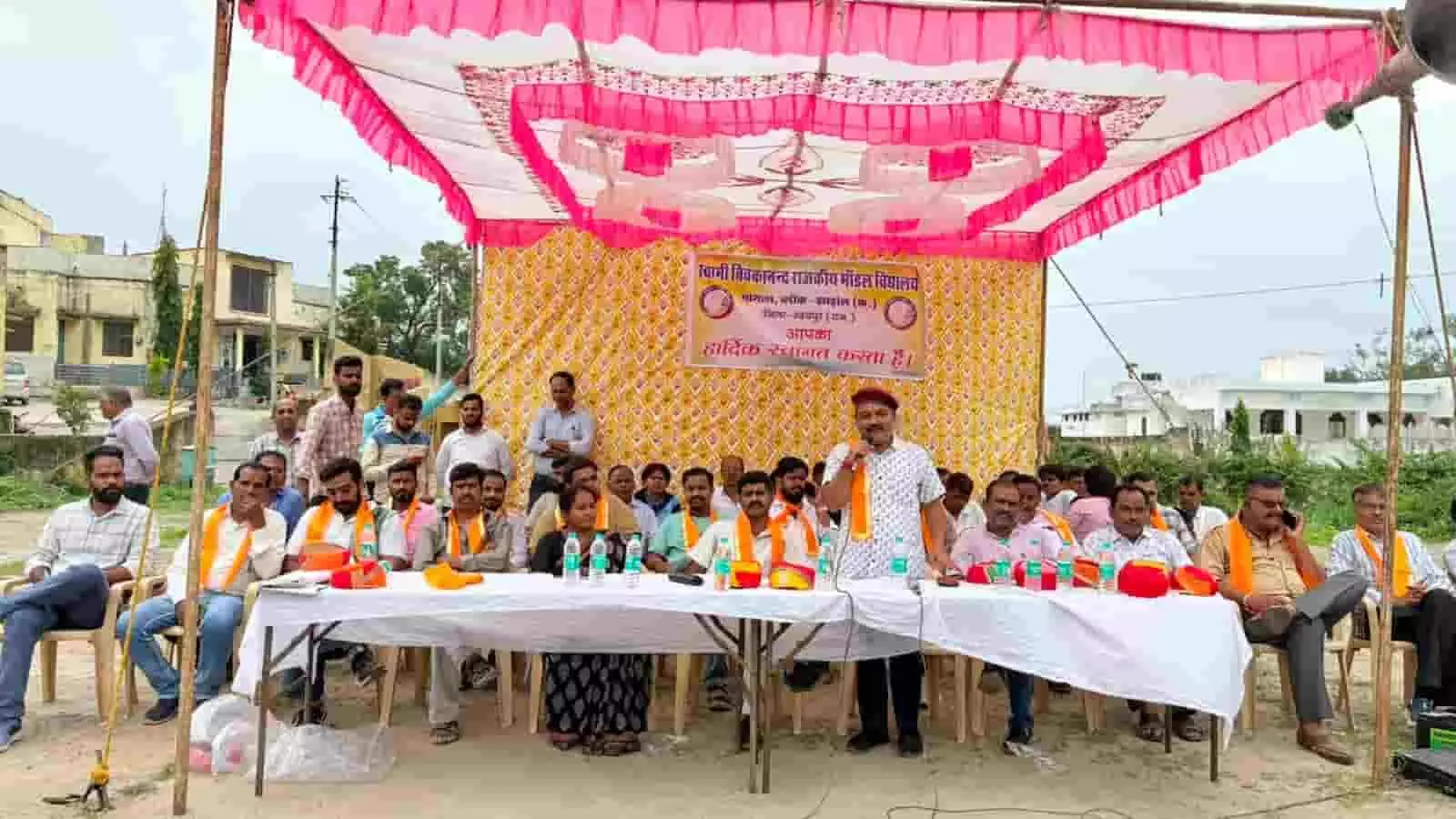 तस्वीर में झाड़ोल के आजाद मैदान पर मंच पर बैठे अतिथि और लोग दिखाई दे रहे हैं। तस्वीर में झाड़ोल के आजाद मैदान पर मंच पर बैठे अतिथि और लोग दिखाई दे रहे हैं।