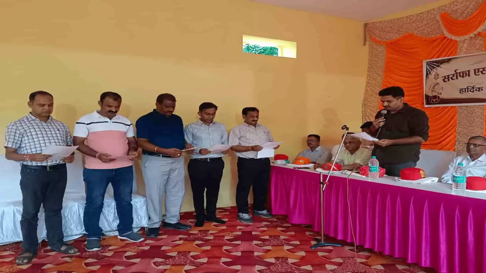 तस्वीर में खेरवाड़ा में शपथ ग्रहण समारोह के दौरान खड़े होकर शपथ लेते हुए नवनिर्वाचित पदाधिकारी। तस्वीर में खेरवाड़ा में शपथ ग्रहण समारोह के दौरान खड़े होकर शपथ लेते हुए नवनिर्वाचित पदाधिकारी।